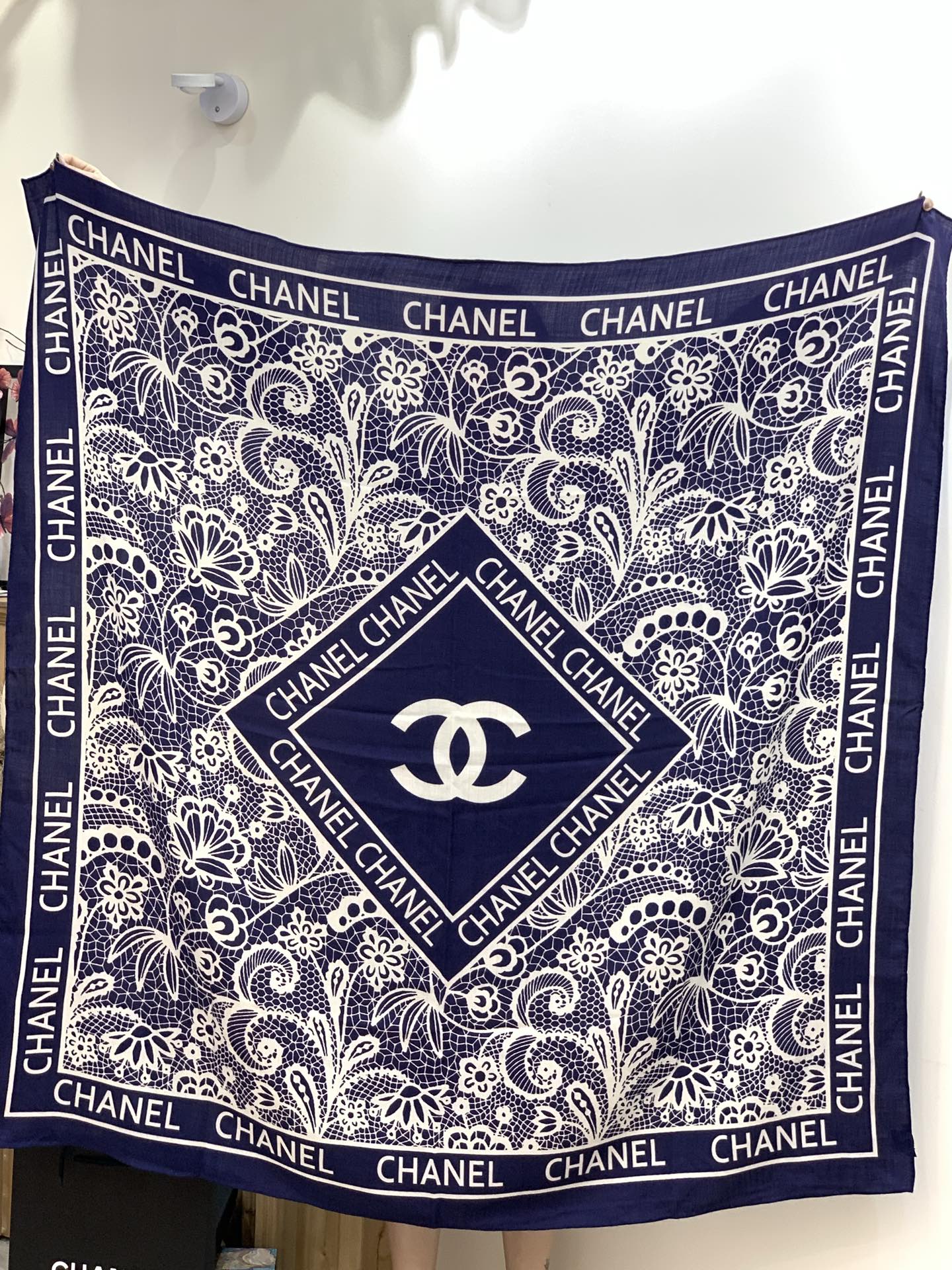 2025秋冬高级成衣系列～Chanel 【140双面同色丝绒披肩】此系列谱写一曲自由轻灵的赞歌本系列作品