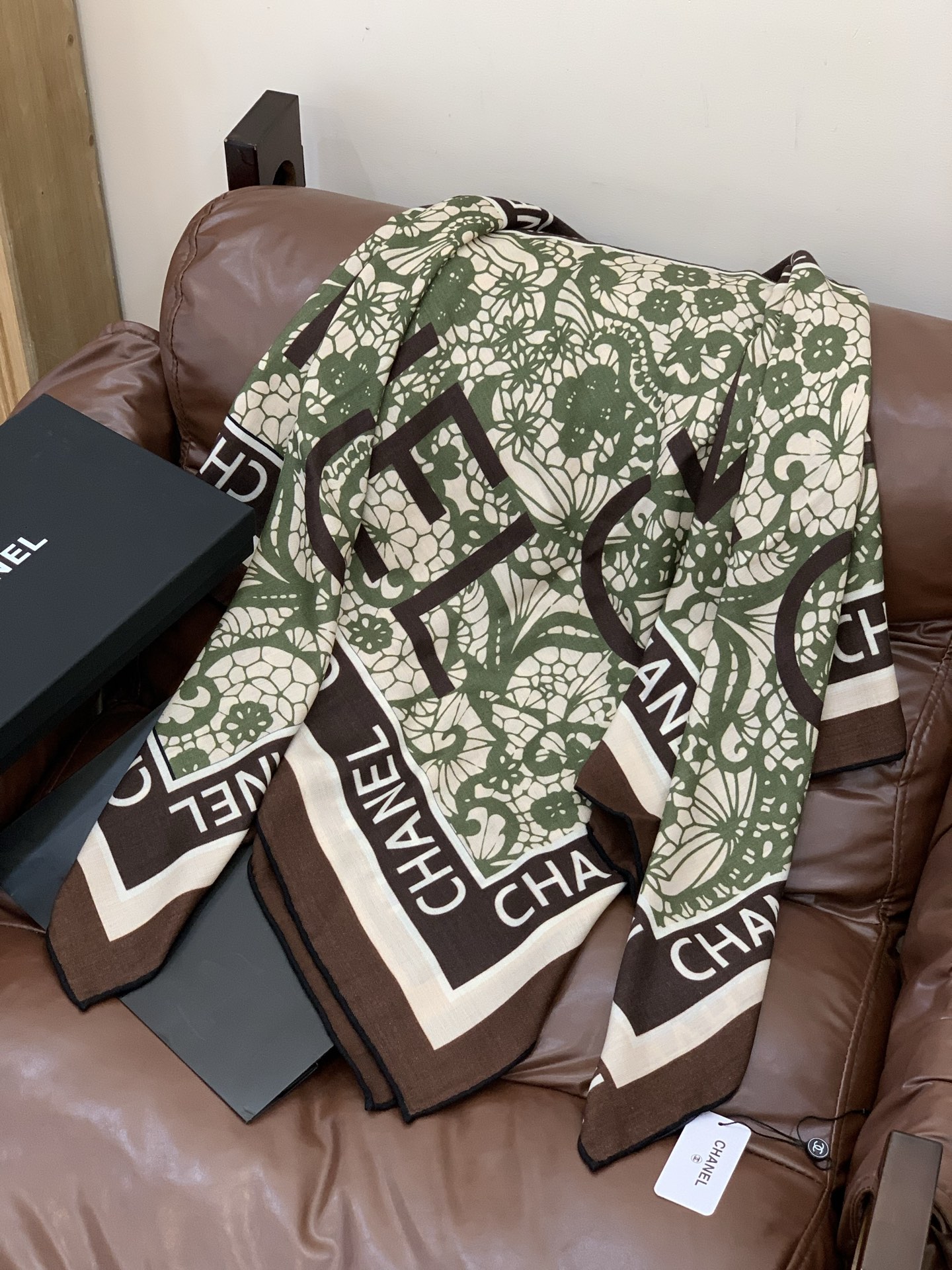 2025秋冬高级成衣系列～Chanel 【140双面同色丝绒披肩】此系列谱写一曲自由轻灵的赞歌本系列作品