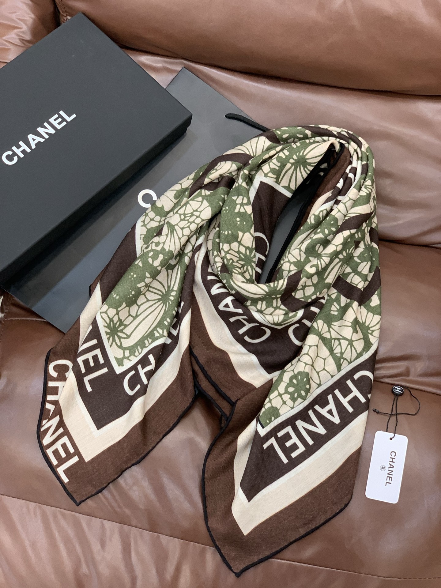 2025秋冬高级成衣系列～Chanel 【140双面同色丝绒披肩】此系列谱写一曲自由轻灵的赞歌本系列作品