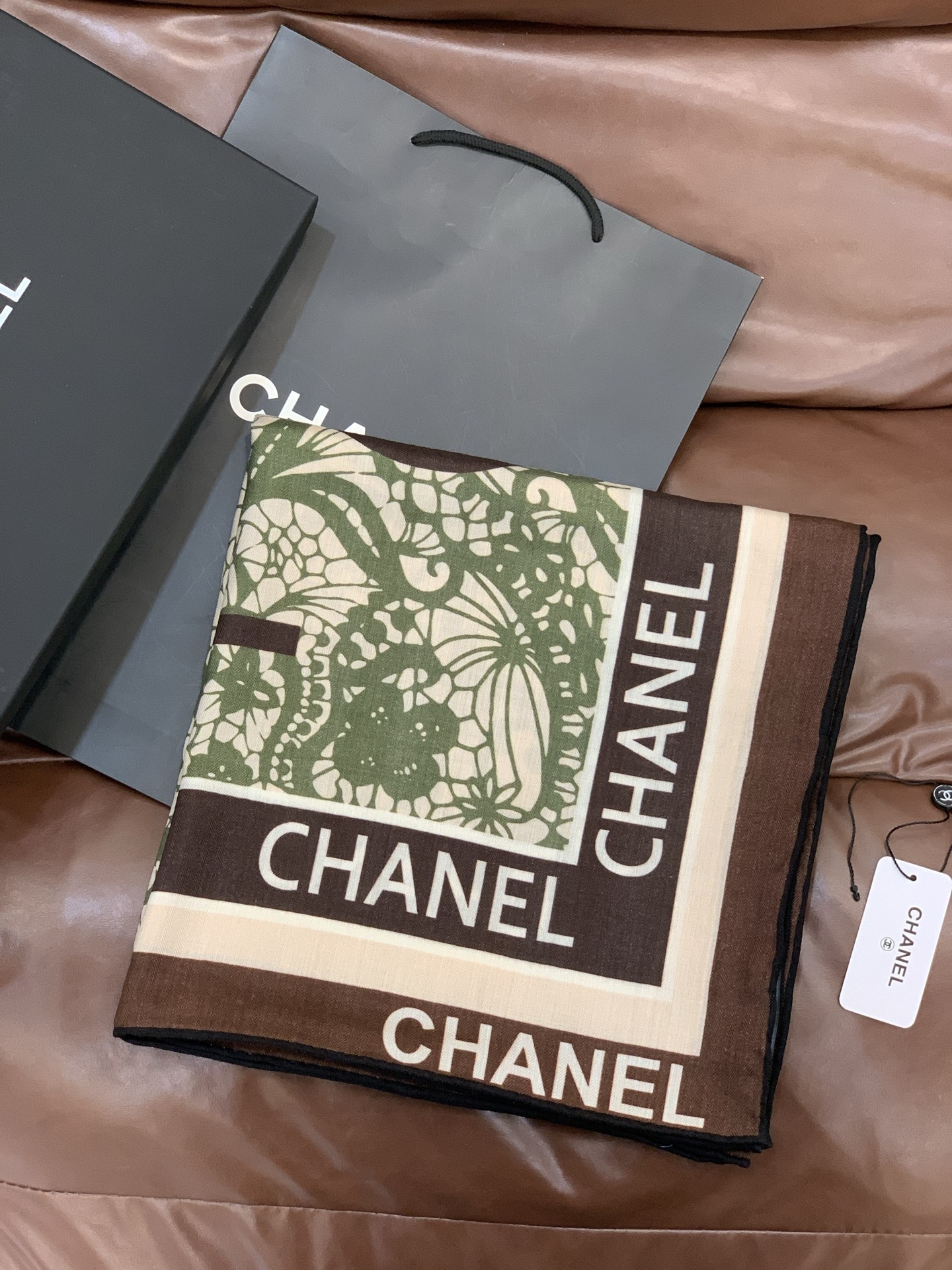 2025秋冬高级成衣系列～Chanel 【140双面同色丝绒披肩】此系列谱写一曲自由轻灵的赞歌本系列作品