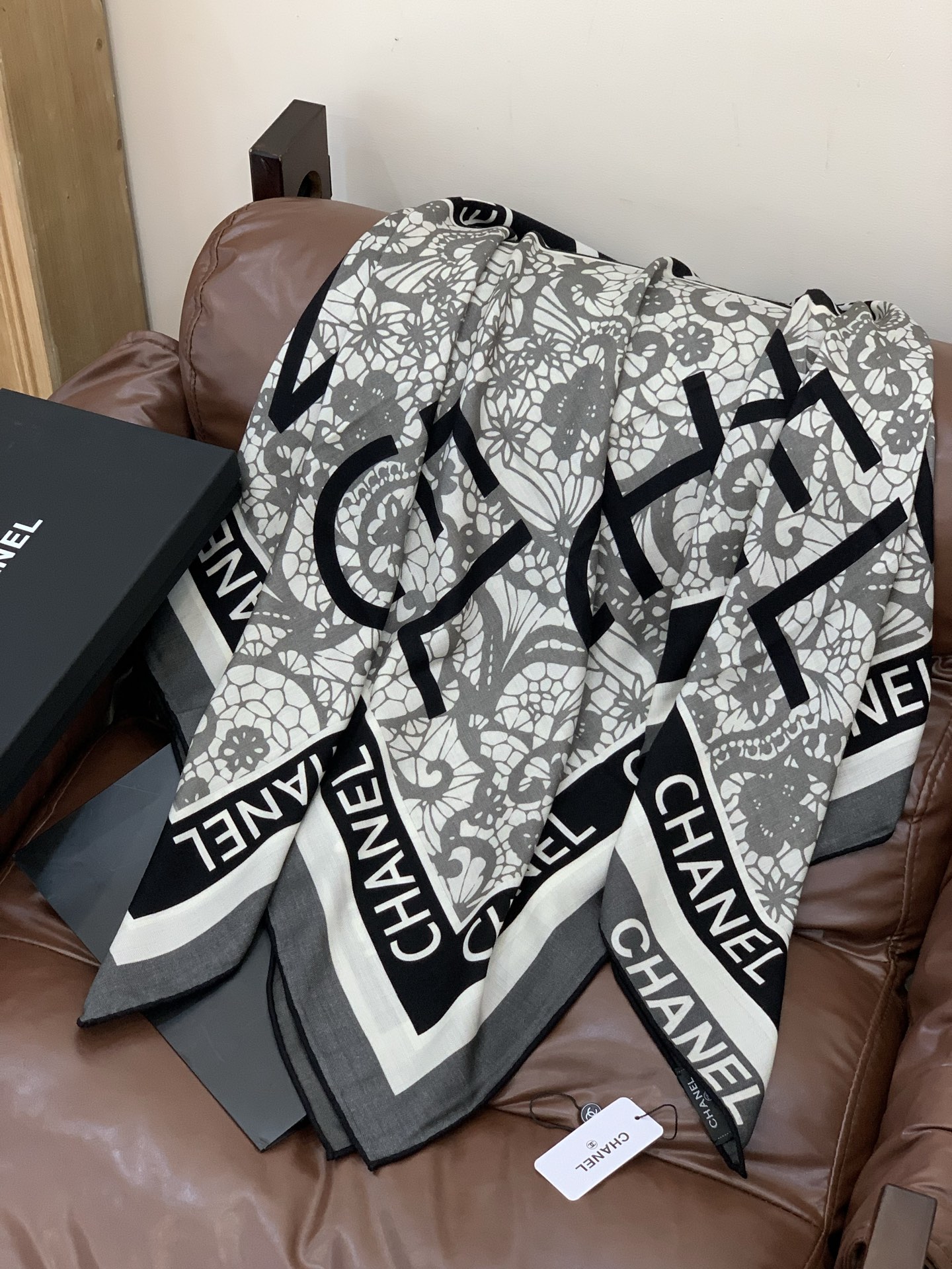 2025秋冬高级成衣系列～Chanel 【140双面同色丝绒披肩】此系列谱写一曲自由轻灵的赞歌本系列作品