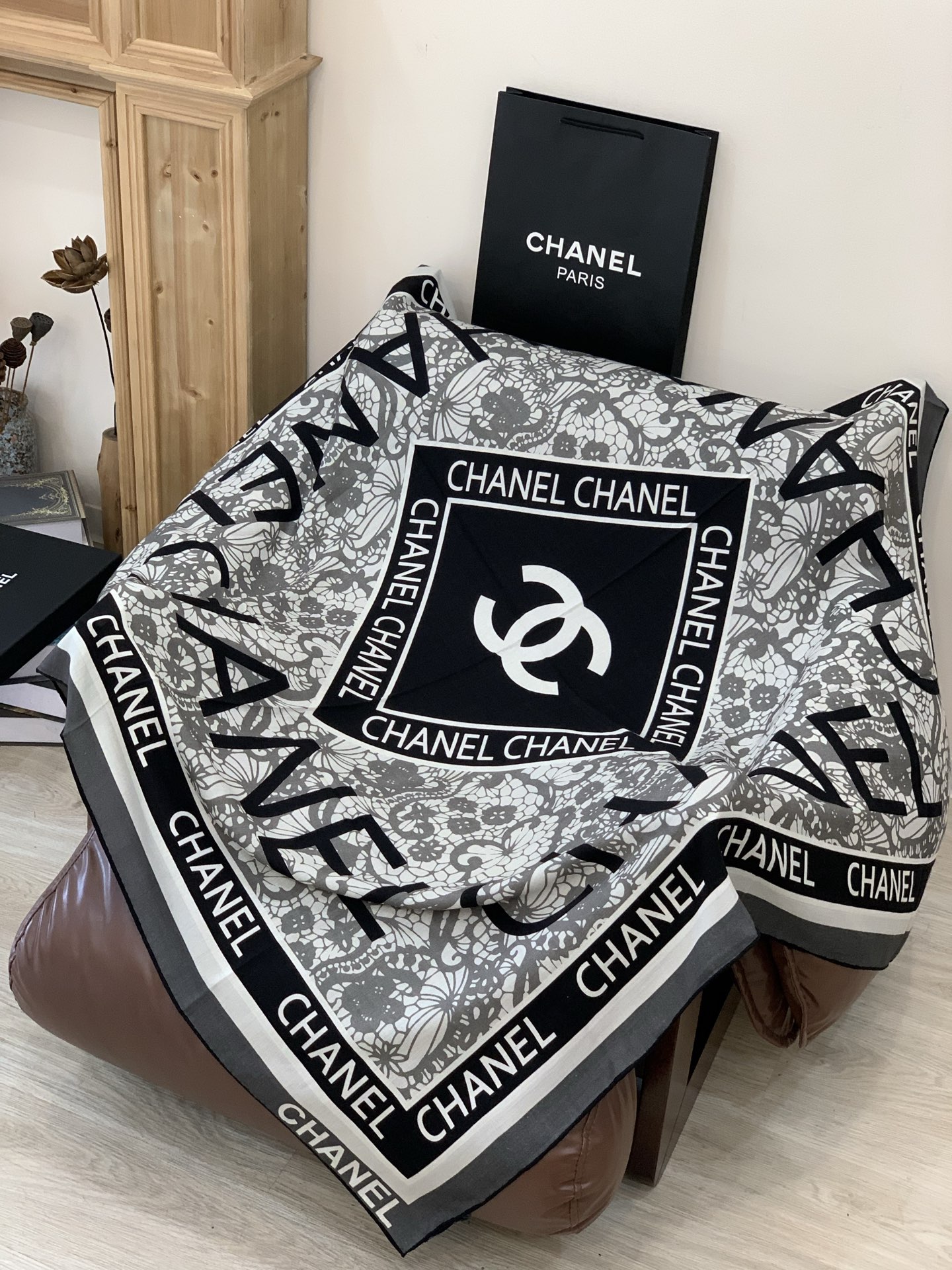 2025秋冬高级成衣系列～Chanel 【140双面同色丝绒披肩】此系列谱写一曲自由轻灵的赞歌本系列作品