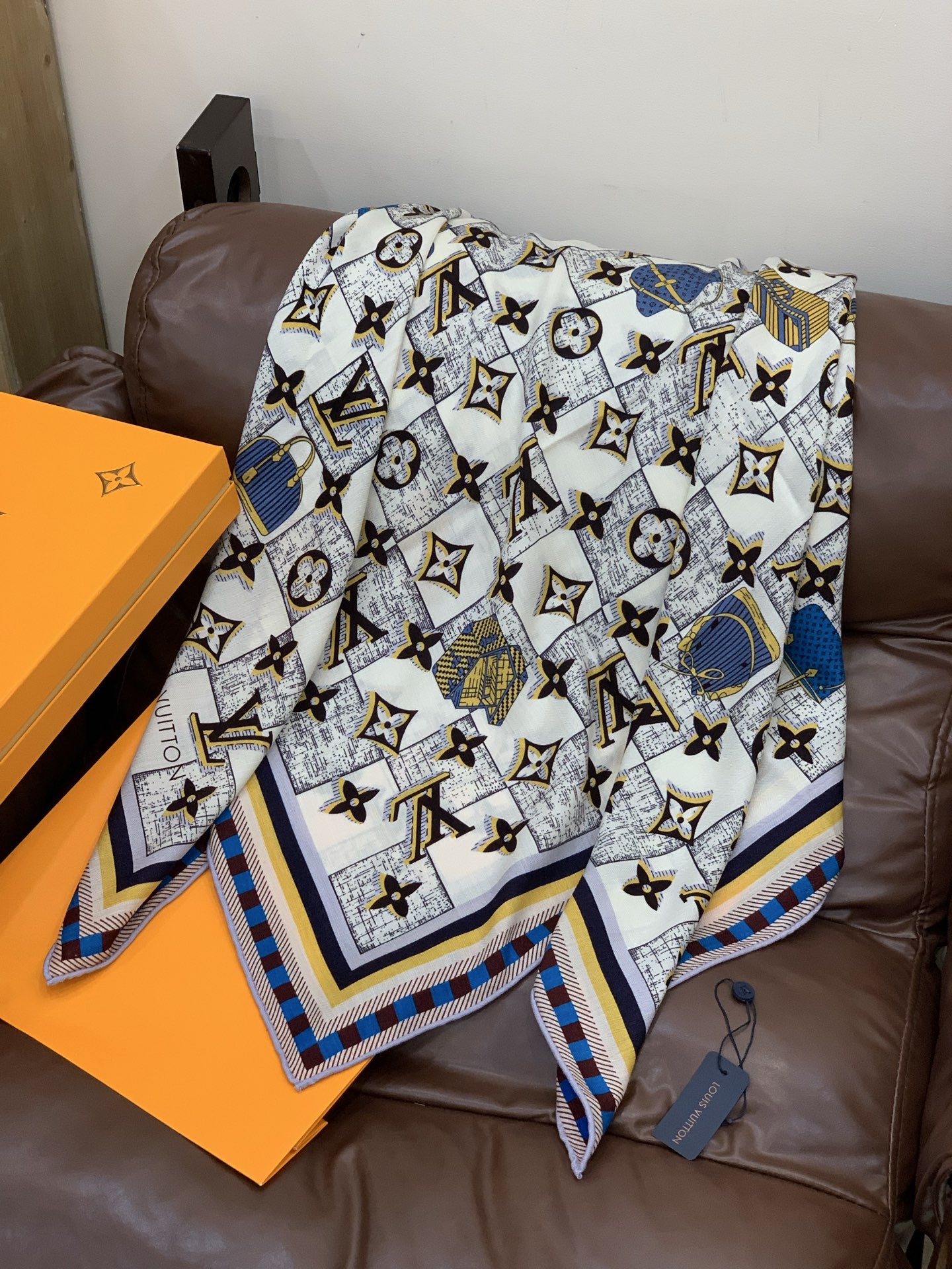 LV x TM 140披肩【140顶级丝绒双面同色披肩】本款LVxTMMonogram Multicol