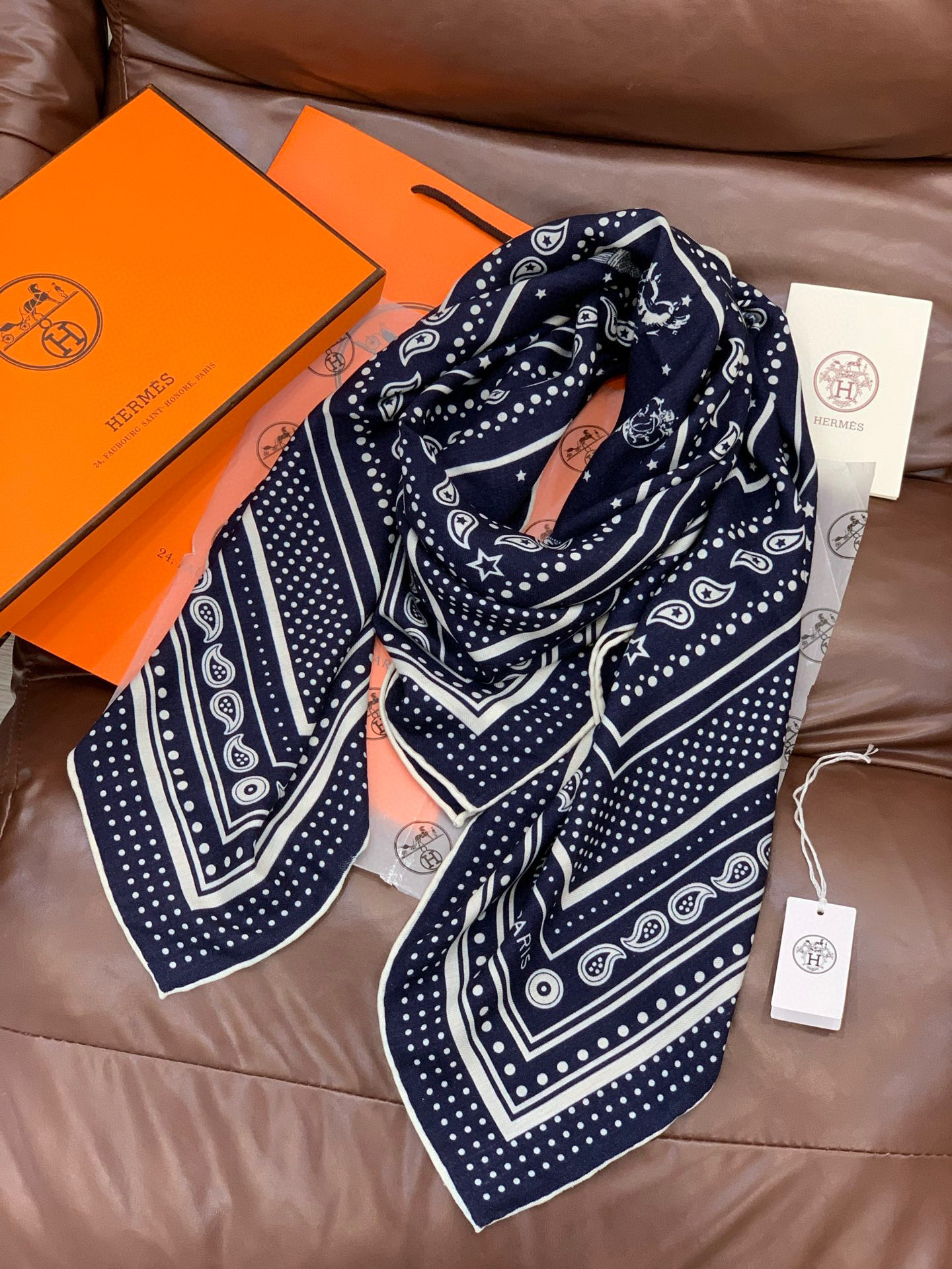 羊绒新款🆕👏👏买了都说好看‼️推荐💕爱马仕双面同色羊绒方巾【双面同色140】，顶级工艺超值‼️爱马仕专柜