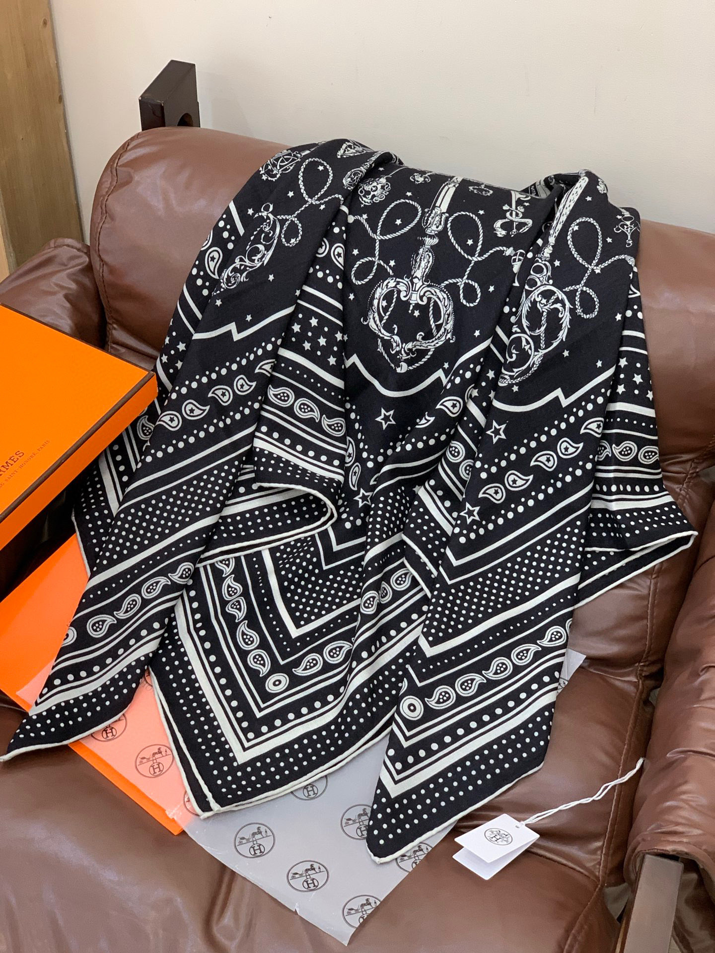 羊绒新款🆕👏👏买了都说好看‼️推荐💕爱马仕双面同色羊绒方巾【双面同色140】，顶级工艺超值‼️爱马仕专柜