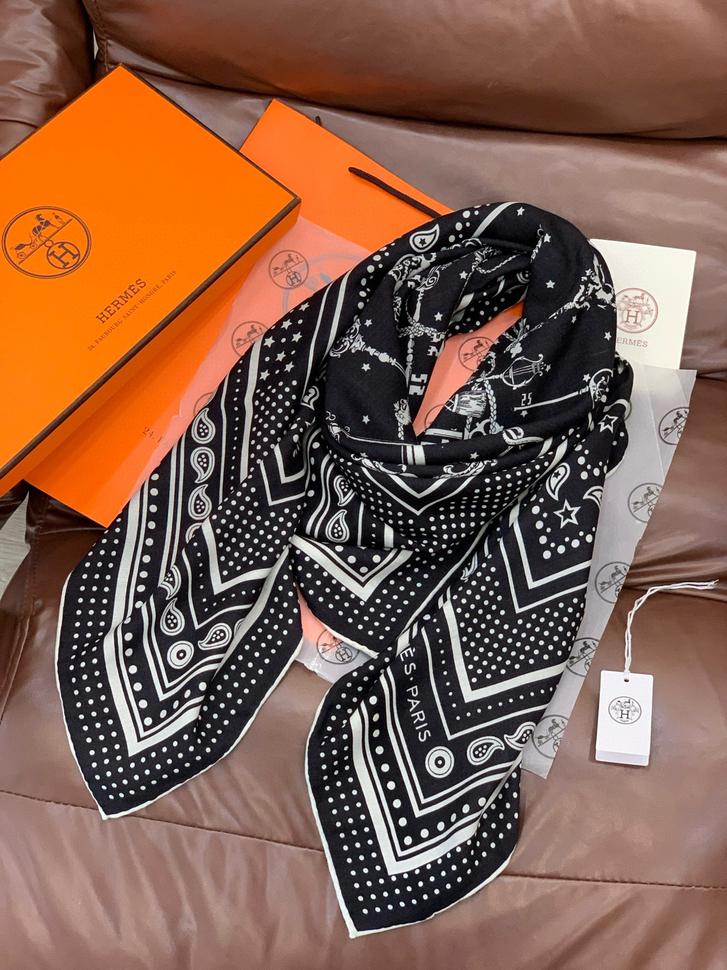 羊绒新款🆕👏👏买了都说好看‼️推荐💕爱马仕双面同色羊绒方巾【双面同色140】，顶级工艺超值‼️爱马仕专柜