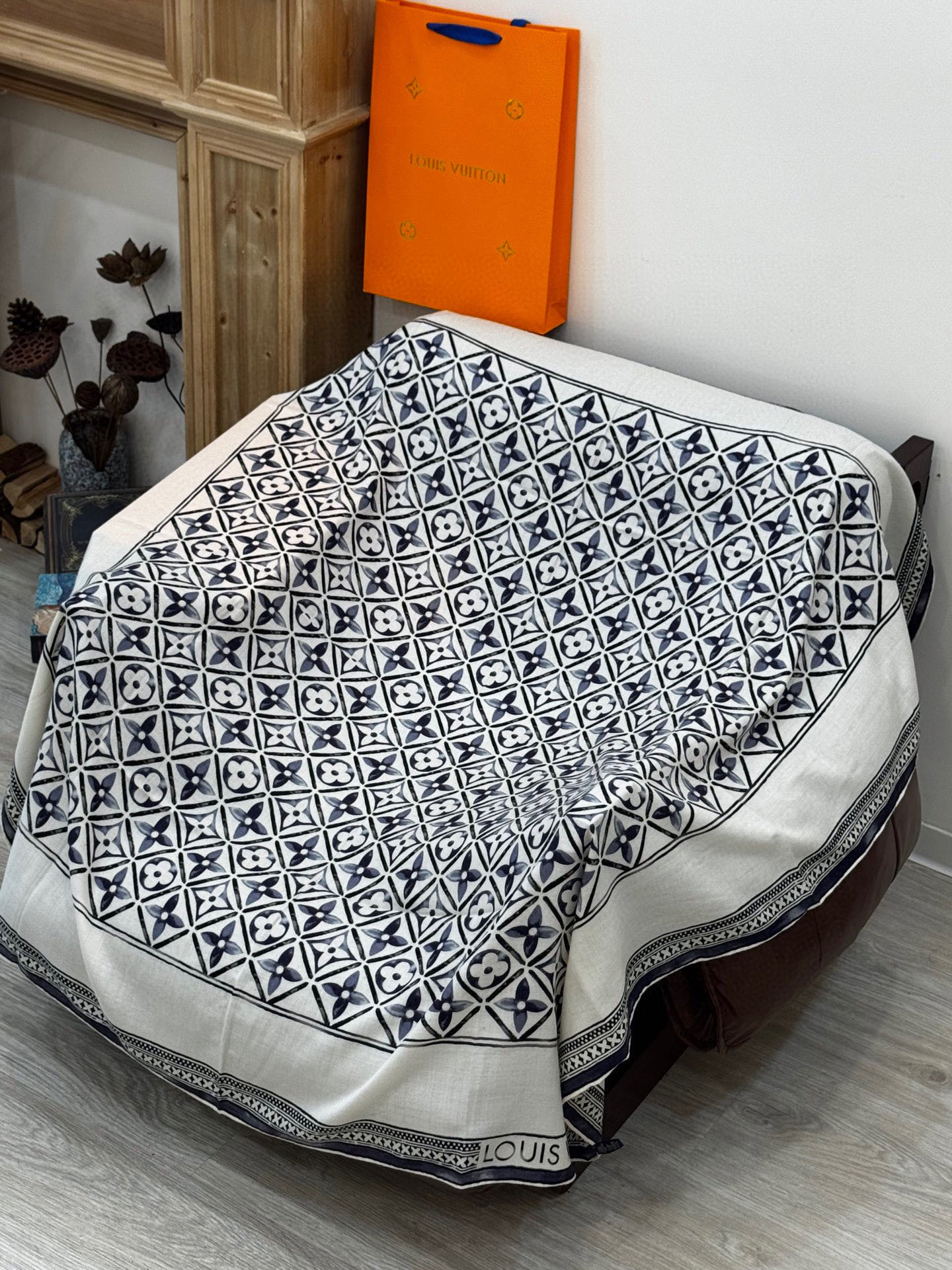 140顶级丝绒双面同色披肩30%真丝70%羊绒140*140方巾本款丝绒方巾以满溢艺术气息的设计诠释19