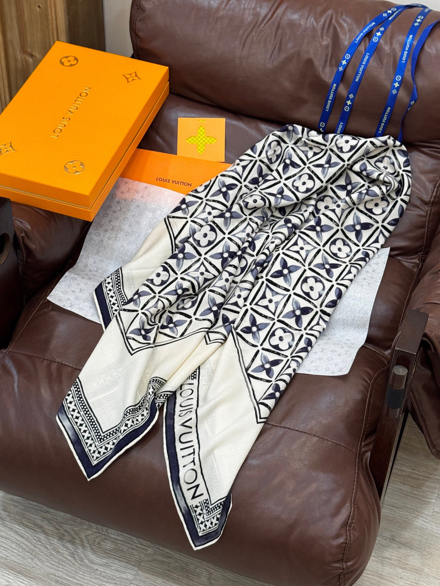 140顶级丝绒双面同色披肩30%真丝70%羊绒140*140方巾本款丝绒方巾以满溢艺术气息的设计诠释19