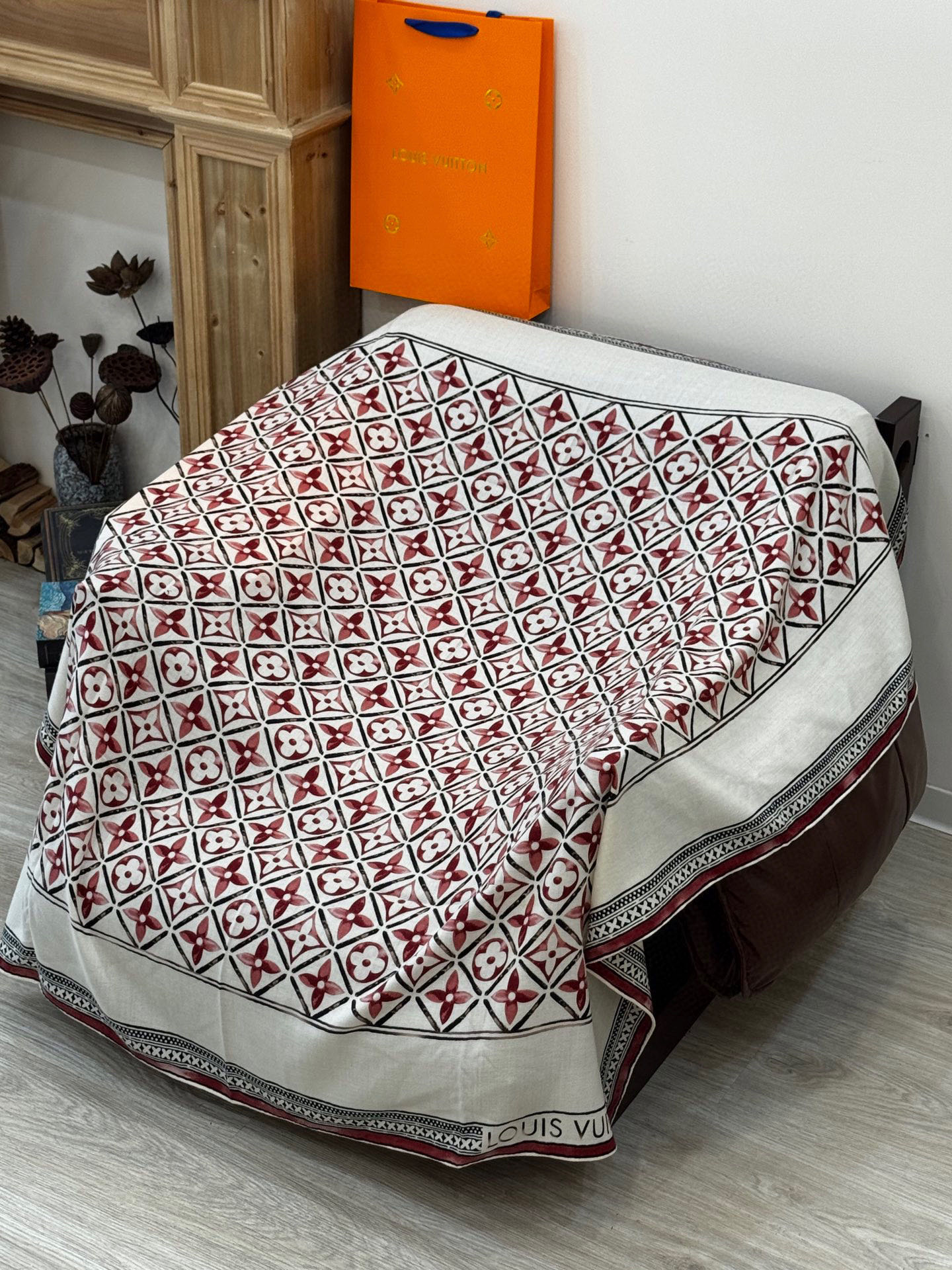 140顶级丝绒双面同色披肩30%真丝70%羊绒140*140方巾本款丝绒方巾以满溢艺术气息的设计诠释19