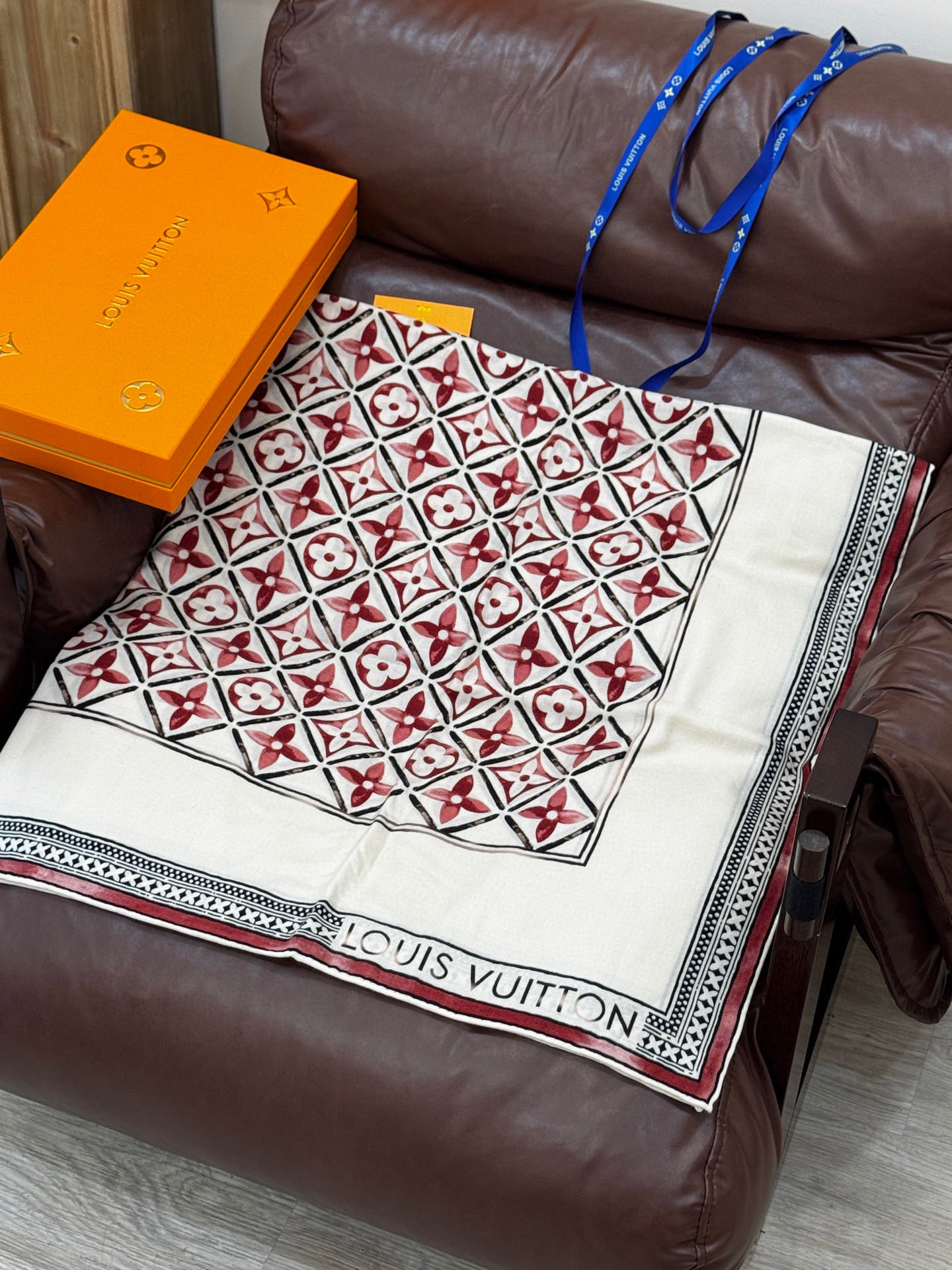 140顶级丝绒双面同色披肩30%真丝70%羊绒140*140方巾本款丝绒方巾以满溢艺术气息的设计诠释19