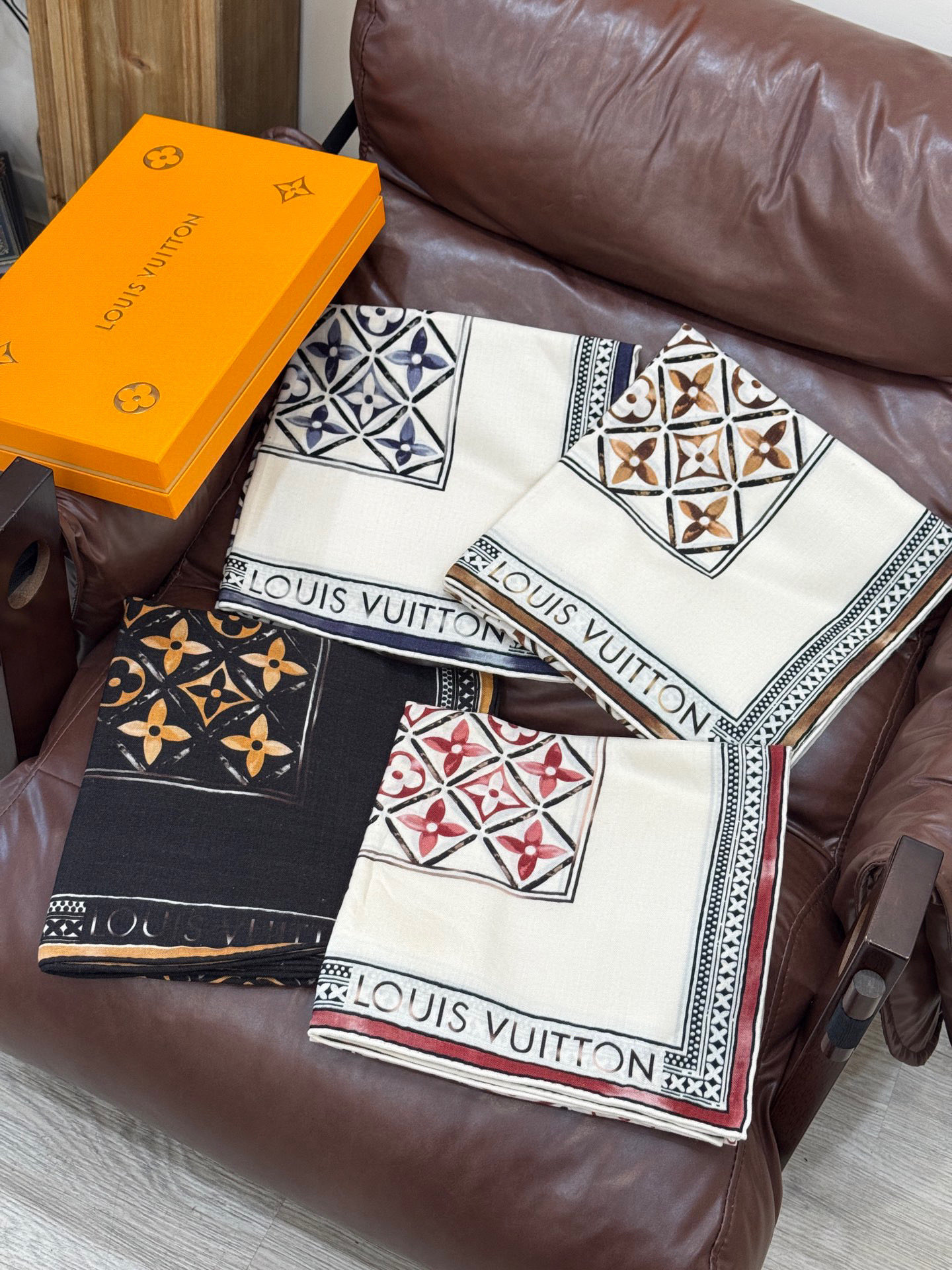 140顶级丝绒双面同色披肩30%真丝70%羊绒140*140方巾本款丝绒方巾以满溢艺术气息的设计诠释19