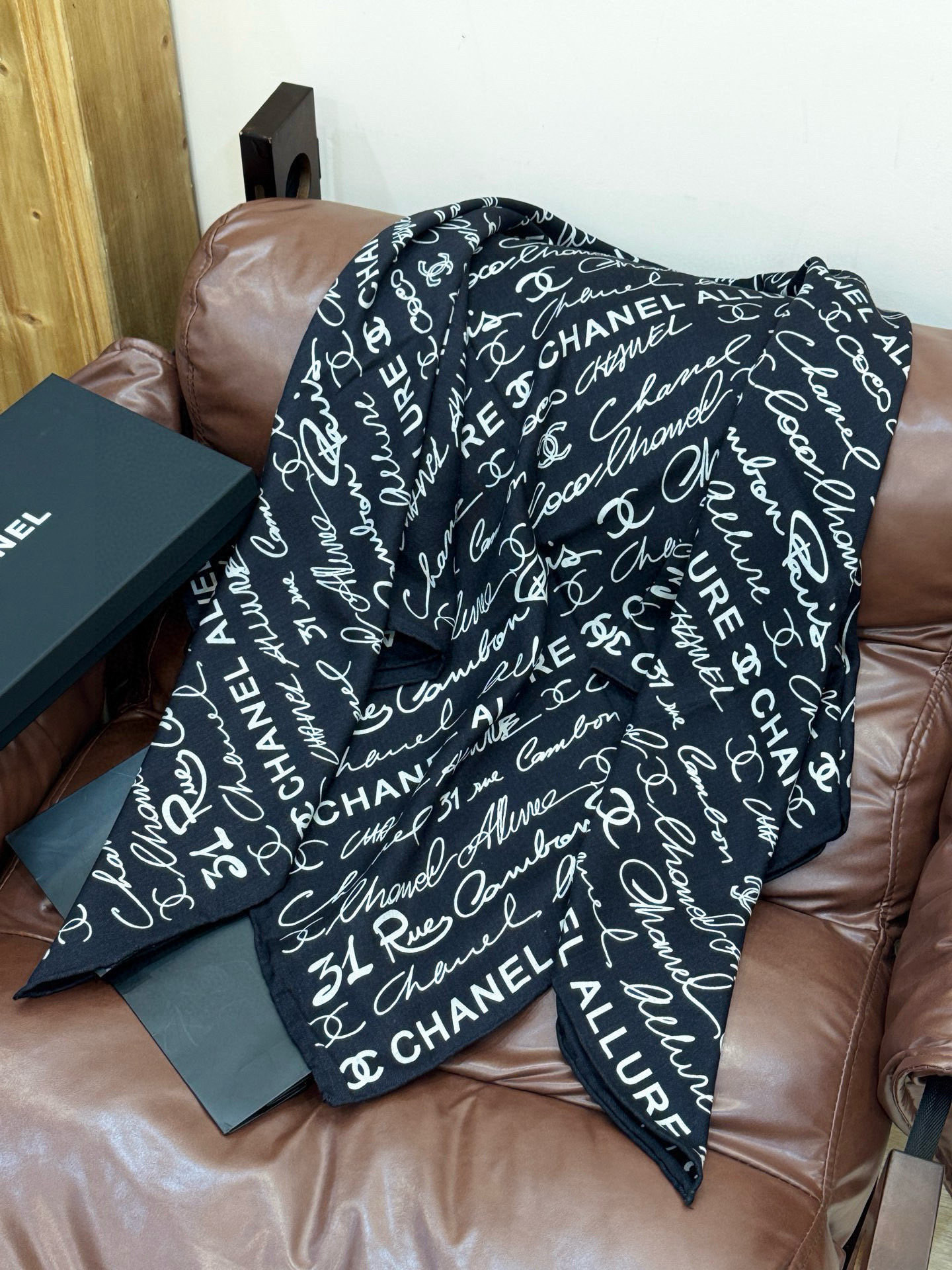 Chanel-丝绒双面方巾【140双面同色】出道即巅峰🐂火爆到一条难求🖤高级感十足的字母CC，和一切经典