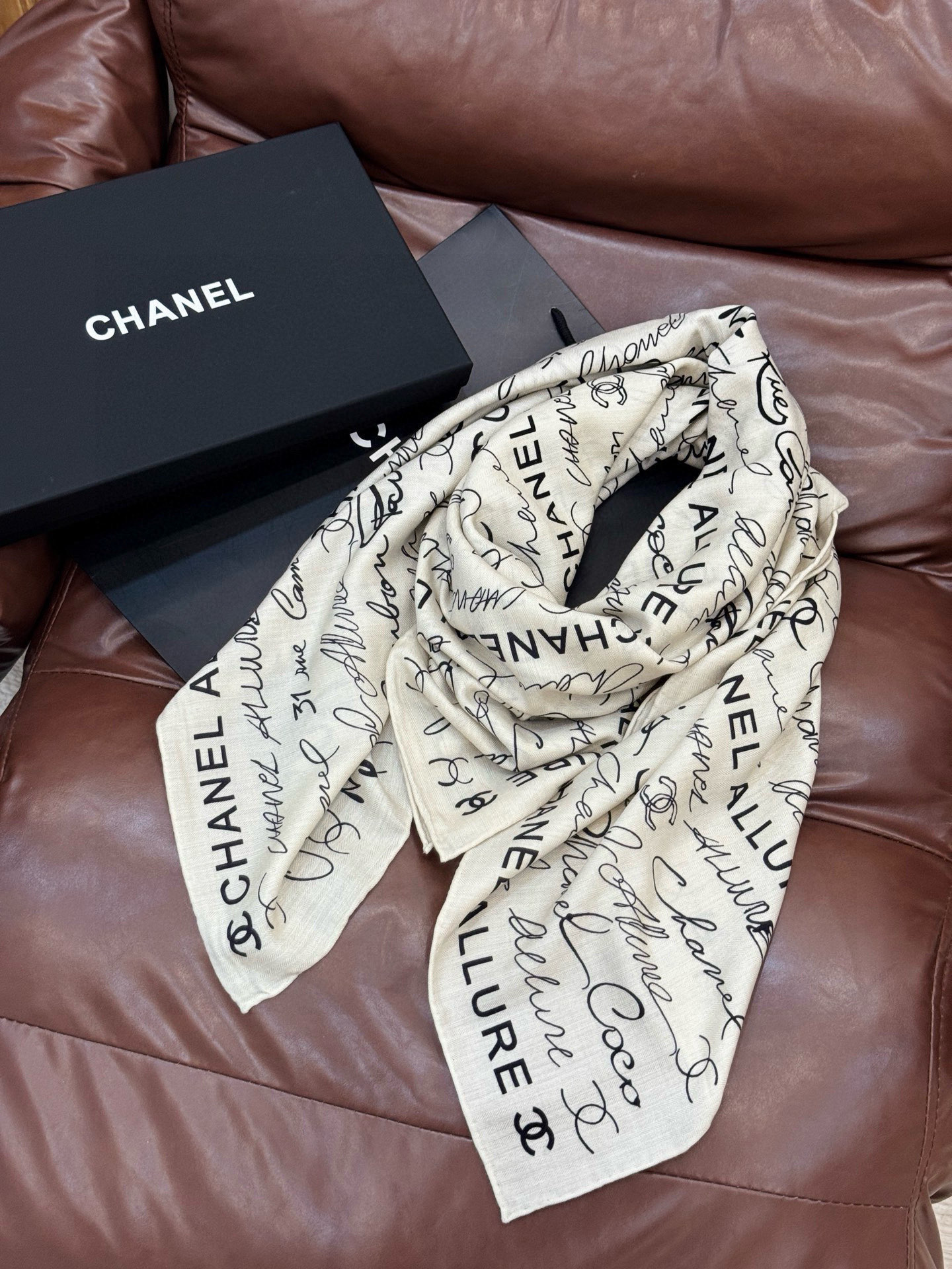 Chanel-丝绒双面方巾【140双面同色】出道即巅峰🐂火爆到一条难求🖤高级感十足的字母CC，和一切经典