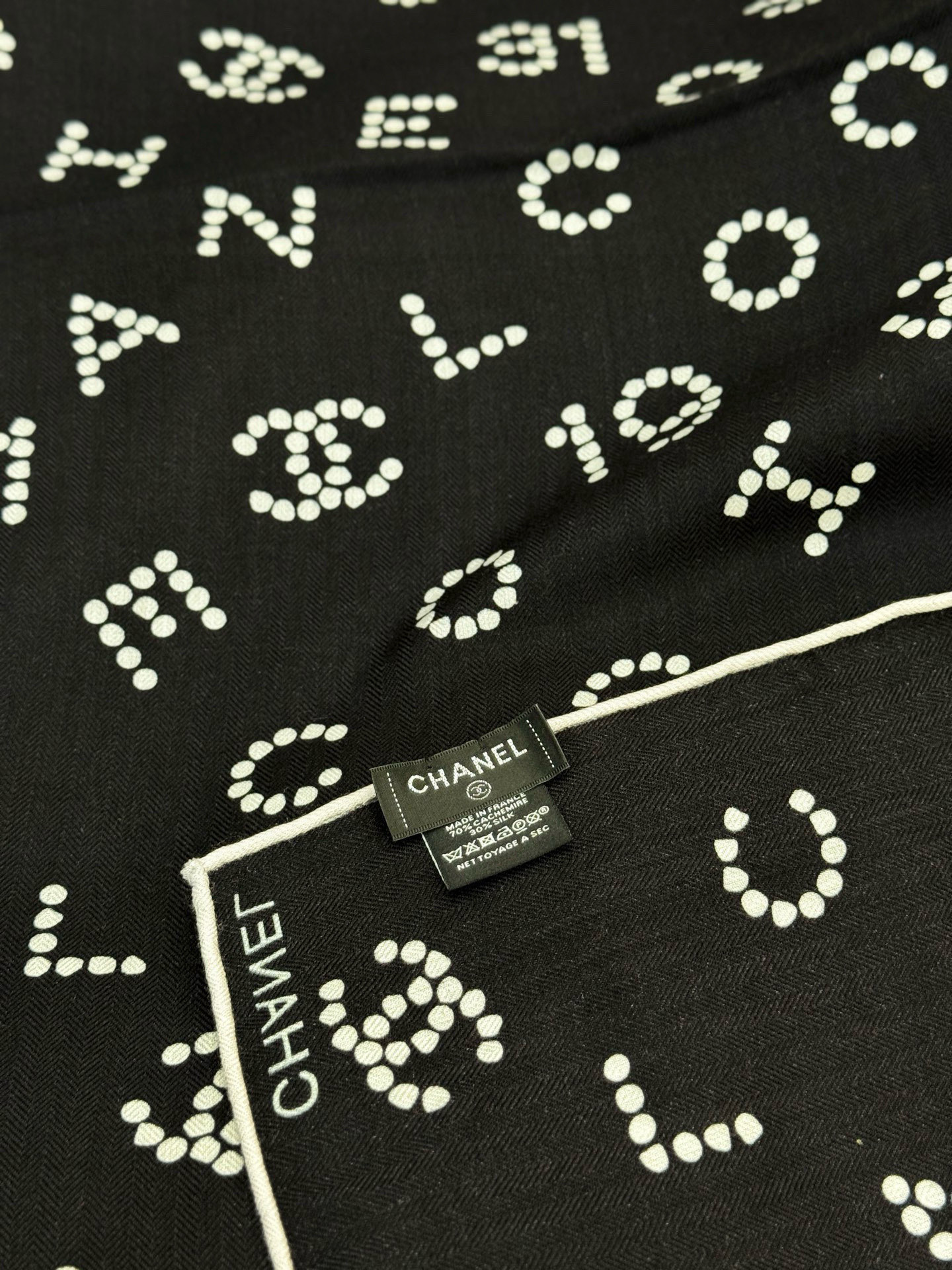 Chanel-丝绒双面方巾【140双面同色】出道即巅峰🐂火爆到一条难求🖤高级感十足的字母CC，和一切经典