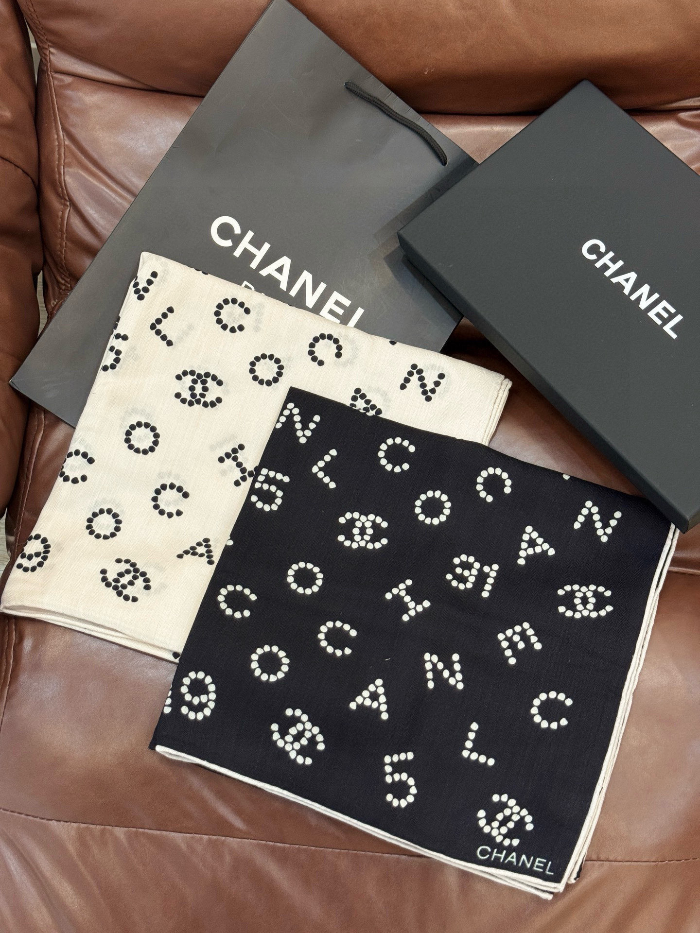 Chanel-丝绒双面方巾【140双面同色】出道即巅峰🐂火爆到一条难求🖤高级感十足的字母CC，和一切经典