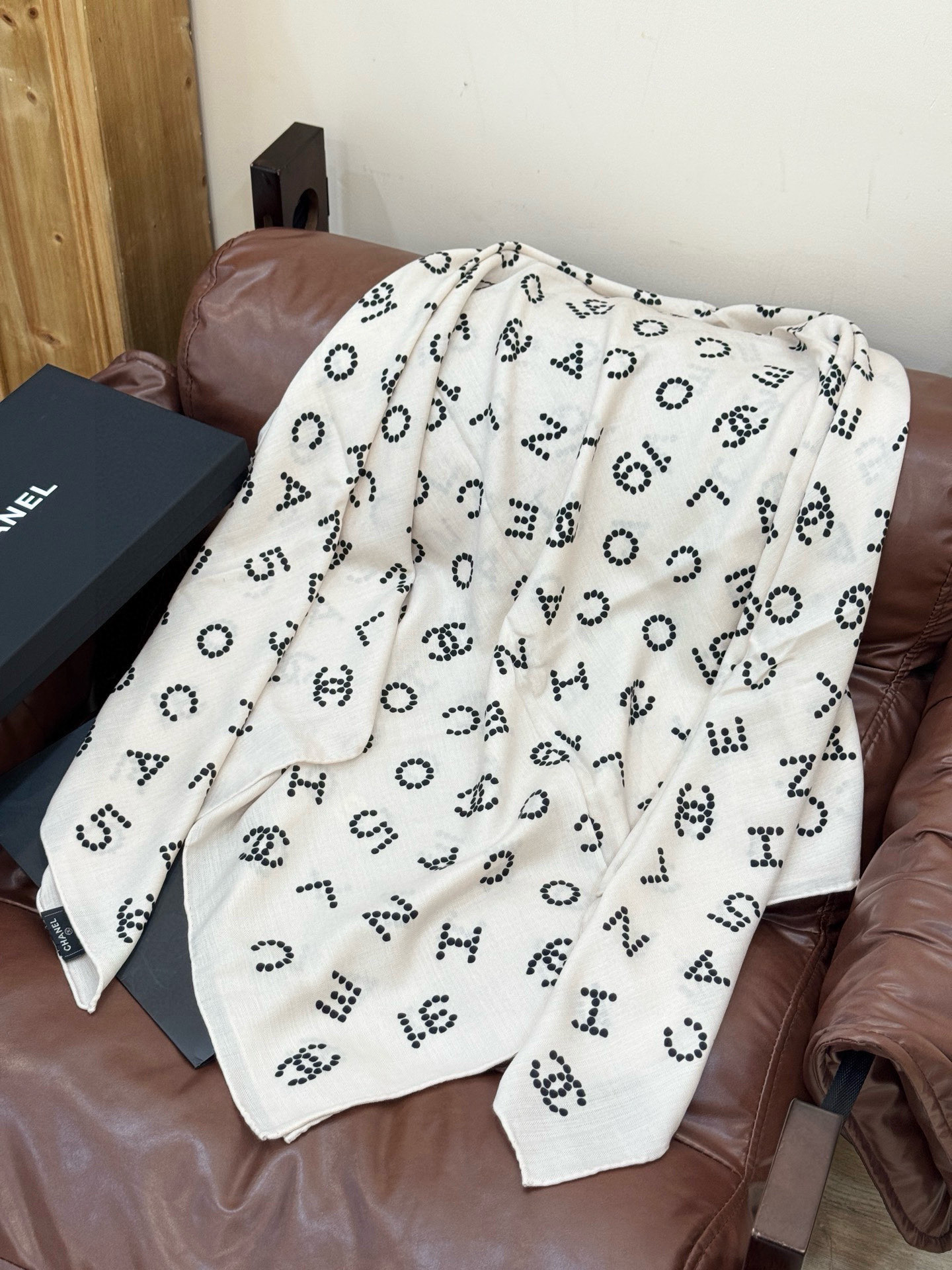 Chanel-丝绒双面方巾【140双面同色】出道即巅峰🐂火爆到一条难求🖤高级感十足的字母CC，和一切经典