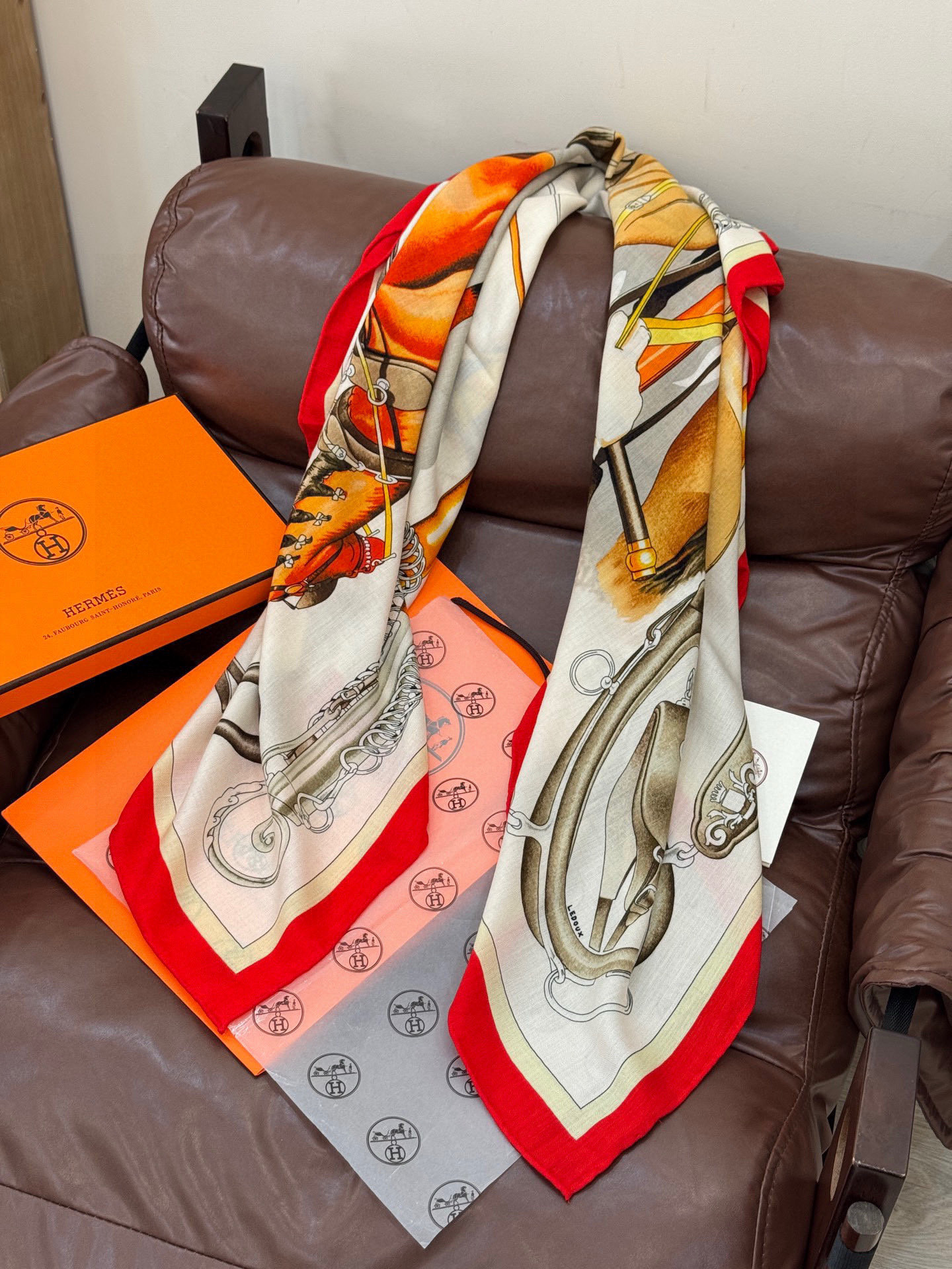 上新🆕【丝绒双面同色140披肩】“弩式牵引马具”手工卷边丝绒方巾披肩70%羊绒30%真丝这款典藏方巾展现