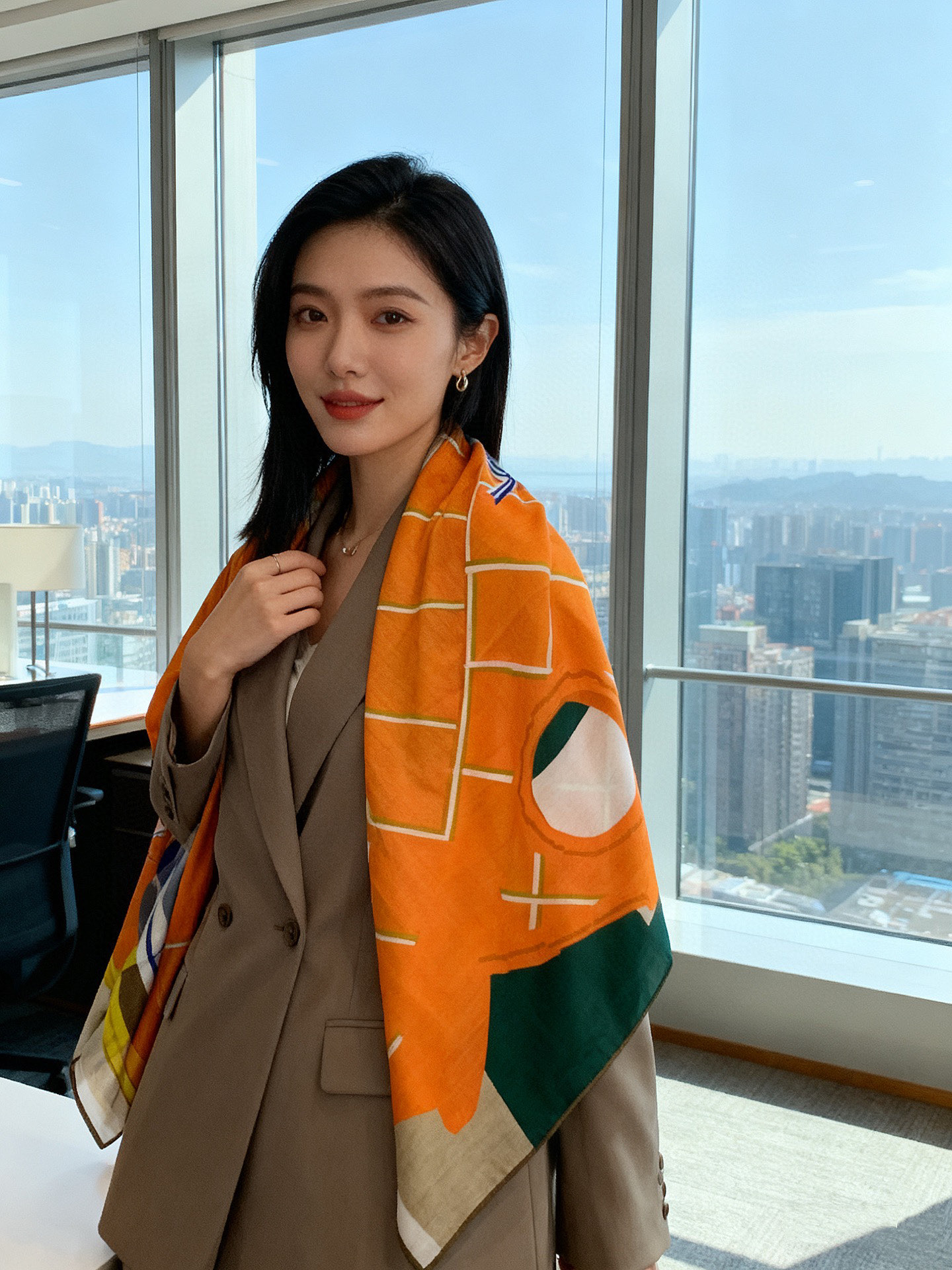 爱马仕“格纹马面罩” 140丝绒双面同色披肩手工卷边丝绒方巾（30%桑蚕丝70%羊绒）这款经典单品展现强