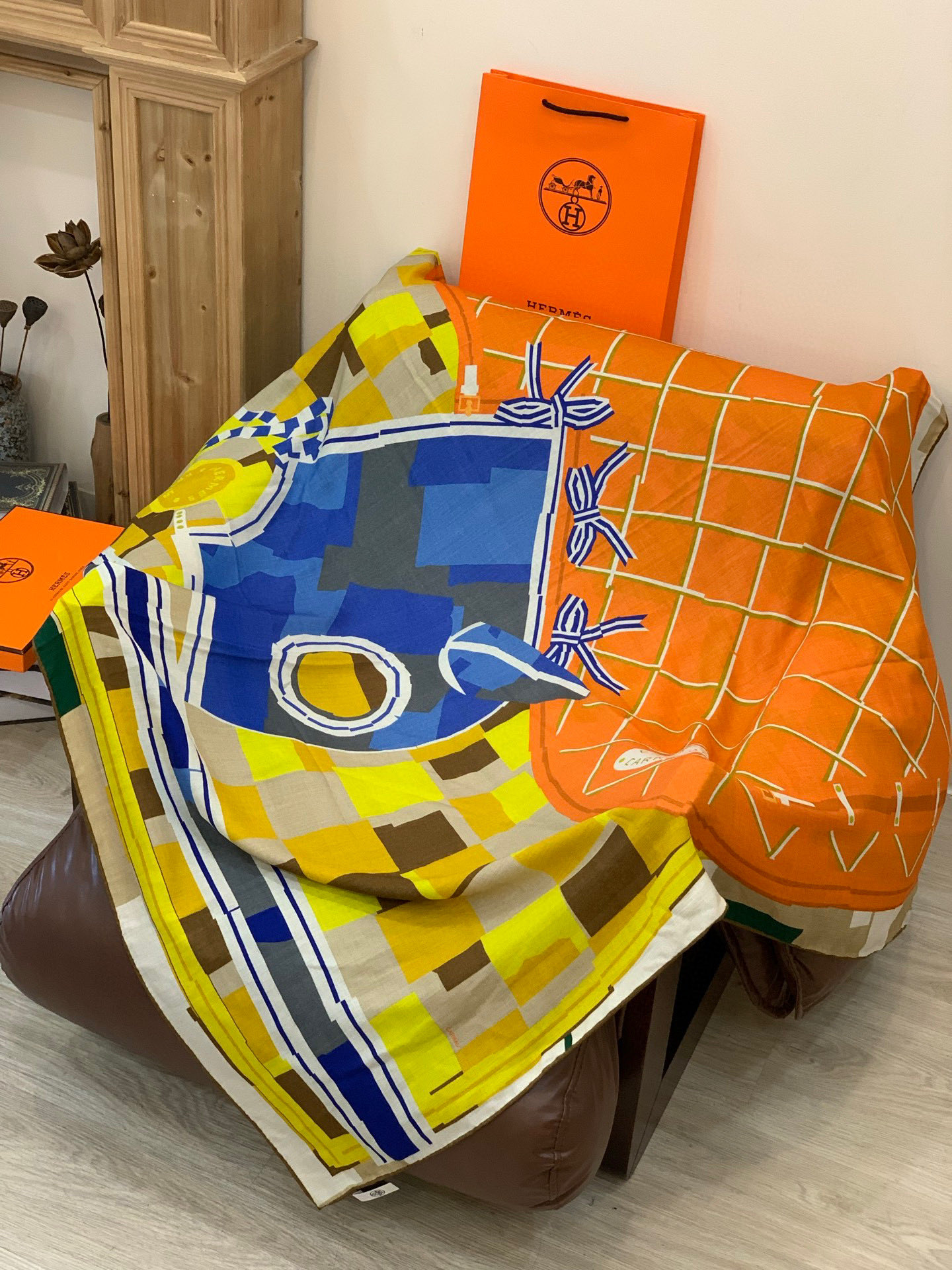 爱马仕“格纹马面罩” 140丝绒双面同色披肩手工卷边丝绒方巾（30%桑蚕丝70%羊绒）这款经典单品展现强