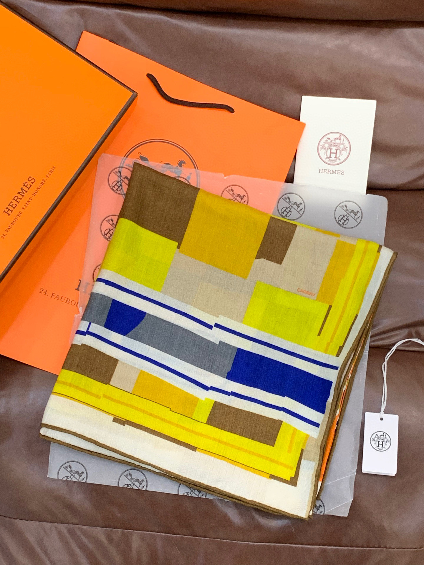 爱马仕“格纹马面罩” 140丝绒双面同色披肩手工卷边丝绒方巾（30%桑蚕丝70%羊绒）这款经典单品展现强