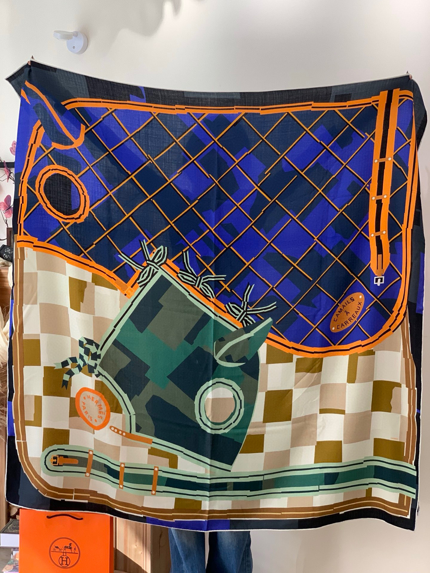 爱马仕“格纹马面罩” 140丝绒双面同色披肩手工卷边丝绒方巾（30%桑蚕丝70%羊绒）这款经典单品展现强