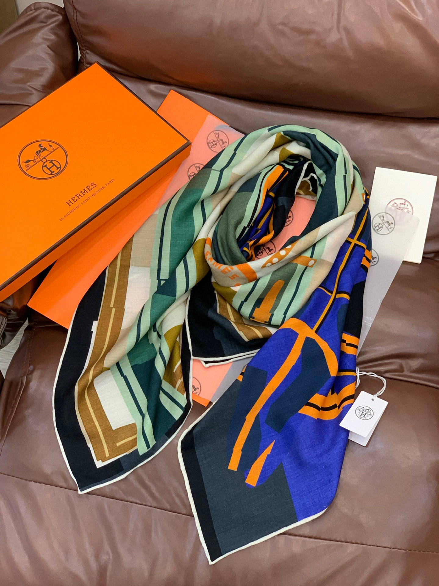 爱马仕“格纹马面罩” 140丝绒双面同色披肩手工卷边丝绒方巾（30%桑蚕丝70%羊绒）这款经典单品展现强