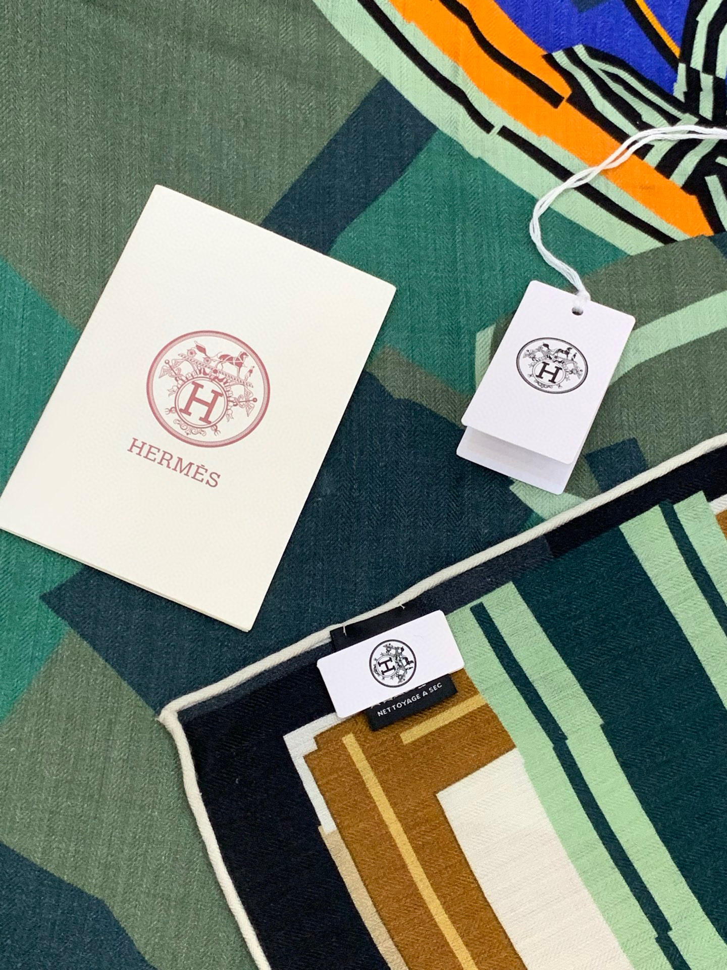 爱马仕“格纹马面罩” 140丝绒双面同色披肩手工卷边丝绒方巾（30%桑蚕丝70%羊绒）这款经典单品展现强