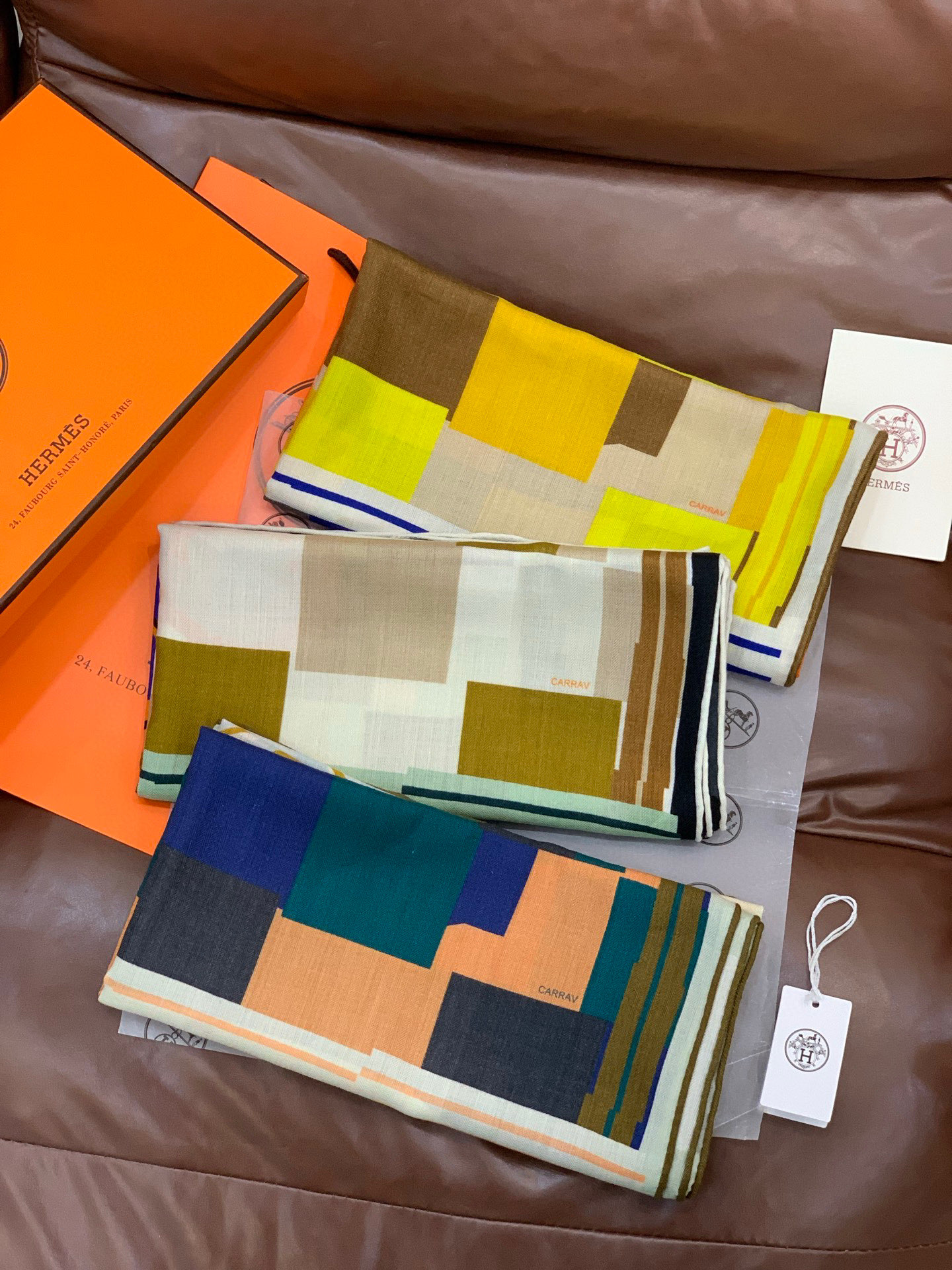 爱马仕“格纹马面罩” 140丝绒双面同色披肩手工卷边丝绒方巾（30%桑蚕丝70%羊绒）这款经典单品展现强