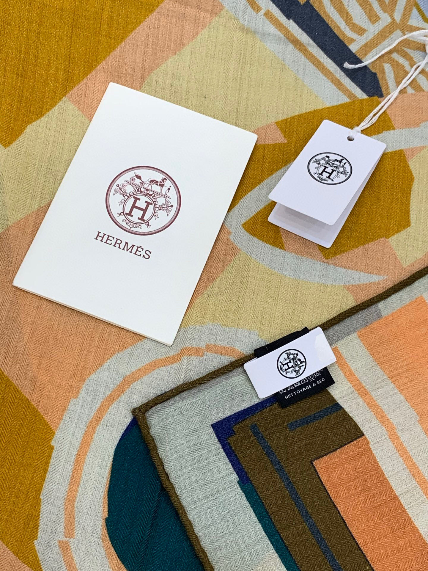 爱马仕“格纹马面罩” 140丝绒双面同色披肩手工卷边丝绒方巾（30%桑蚕丝70%羊绒）这款经典单品展现强