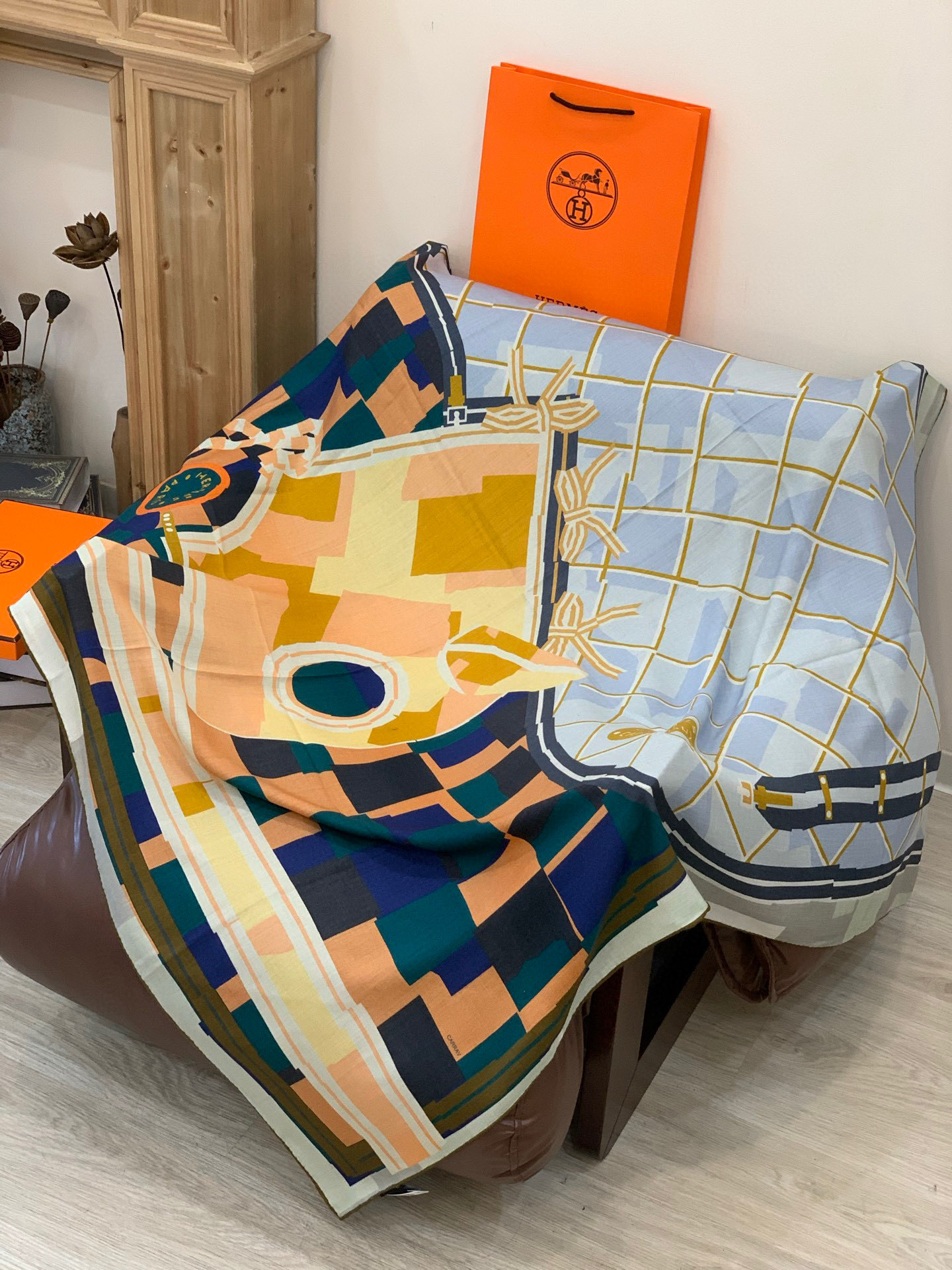 爱马仕“格纹马面罩” 140丝绒双面同色披肩手工卷边丝绒方巾（30%桑蚕丝70%羊绒）这款经典单品展现强