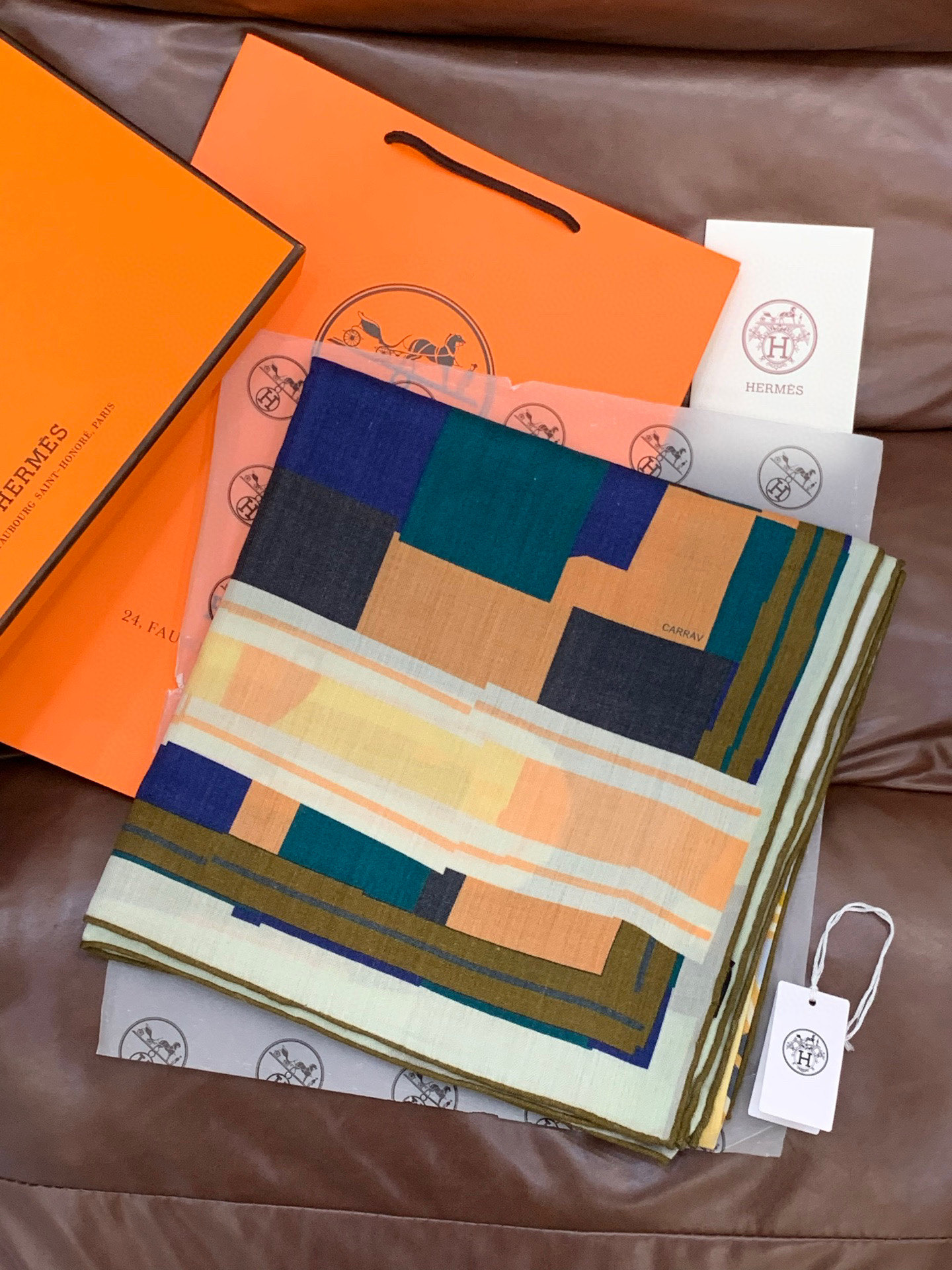 爱马仕“格纹马面罩” 140丝绒双面同色披肩手工卷边丝绒方巾（30%桑蚕丝70%羊绒）这款经典单品展现强