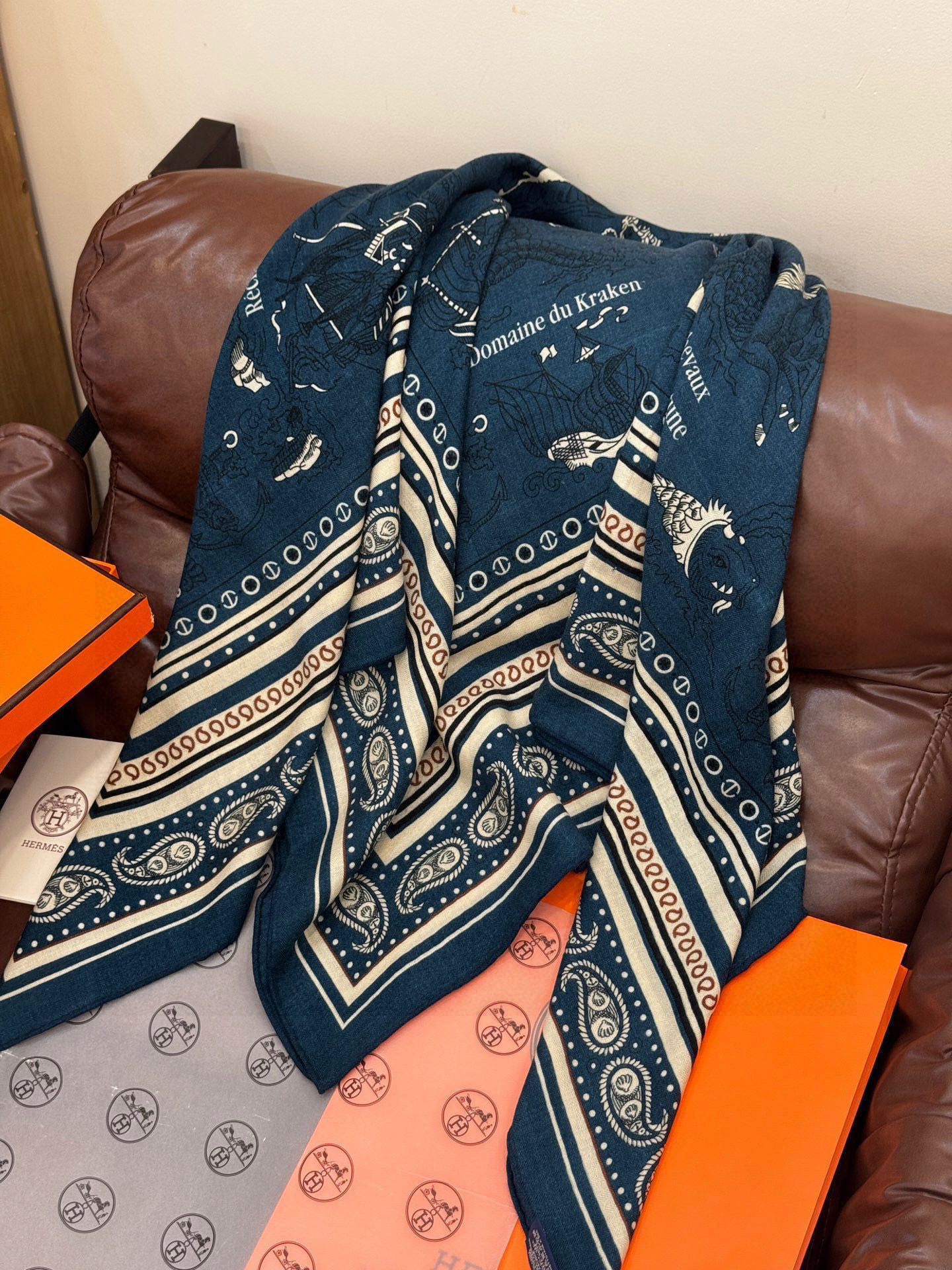 💟2025年秋冬抢先 上新💞【双面同色丝绒方巾】手工卷边山羊绒和真丝混纺披肩（70%山羊绒，30%桑蚕丝