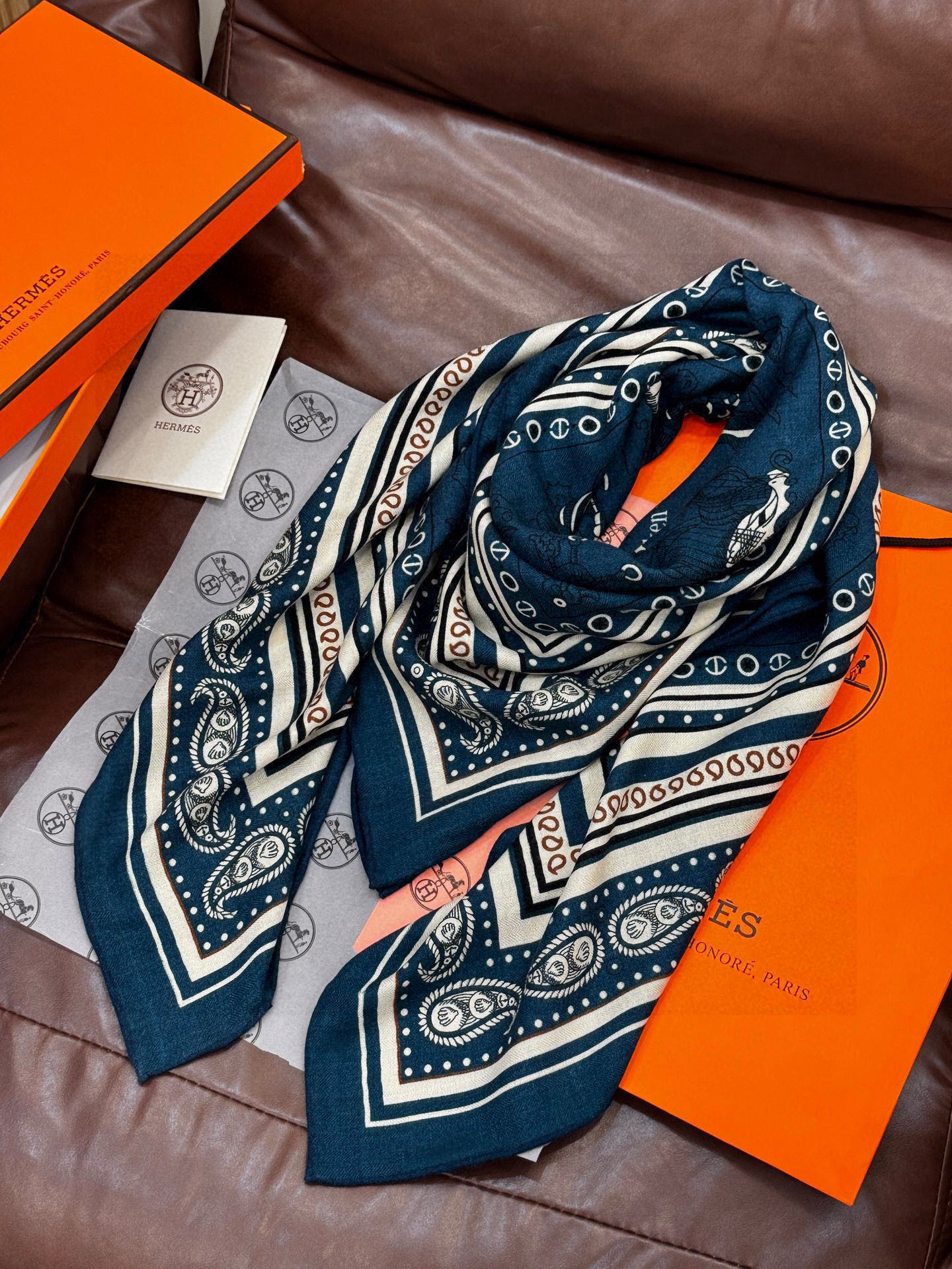 💟2025年秋冬抢先 上新💞【双面同色丝绒方巾】手工卷边山羊绒和真丝混纺披肩（70%山羊绒，30%桑蚕丝