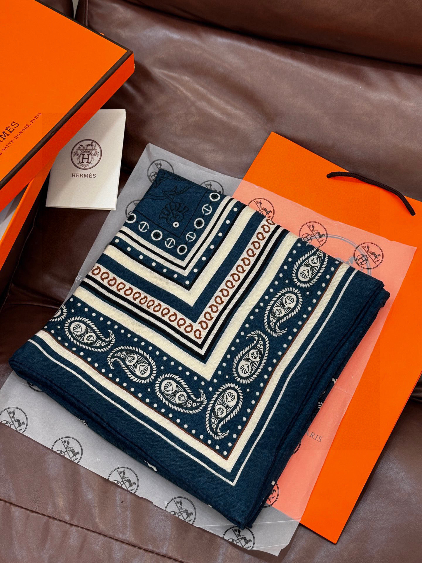 💟2025年秋冬抢先 上新💞【双面同色丝绒方巾】手工卷边山羊绒和真丝混纺披肩（70%山羊绒，30%桑蚕丝