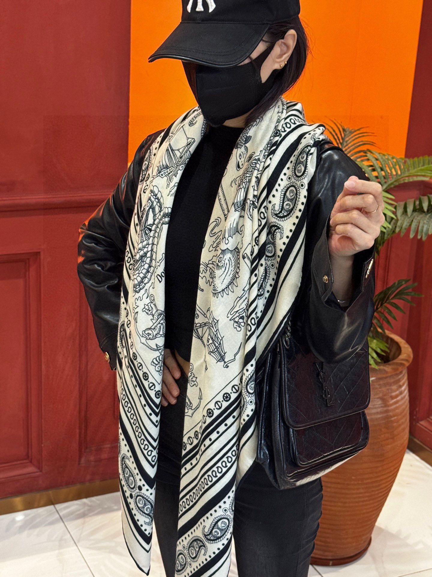 💟2025年秋冬抢先 上新💞【双面同色丝绒方巾】手工卷边山羊绒和真丝混纺披肩（70%山羊绒，30%桑蚕丝