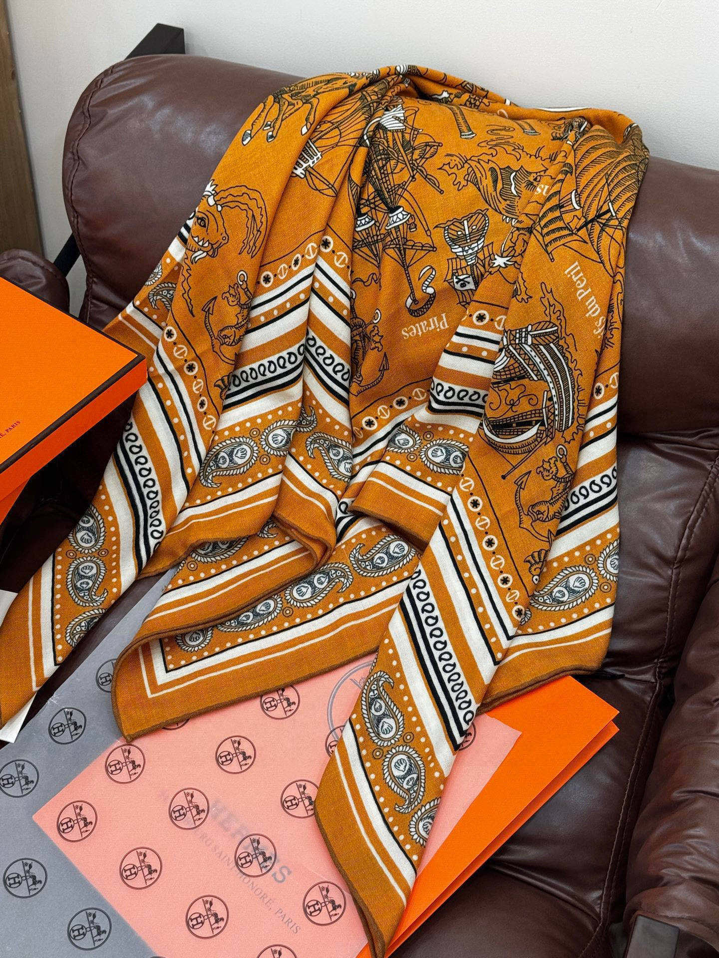 💟2025年秋冬抢先 上新💞【双面同色丝绒方巾】手工卷边山羊绒和真丝混纺披肩（70%山羊绒，30%桑蚕丝