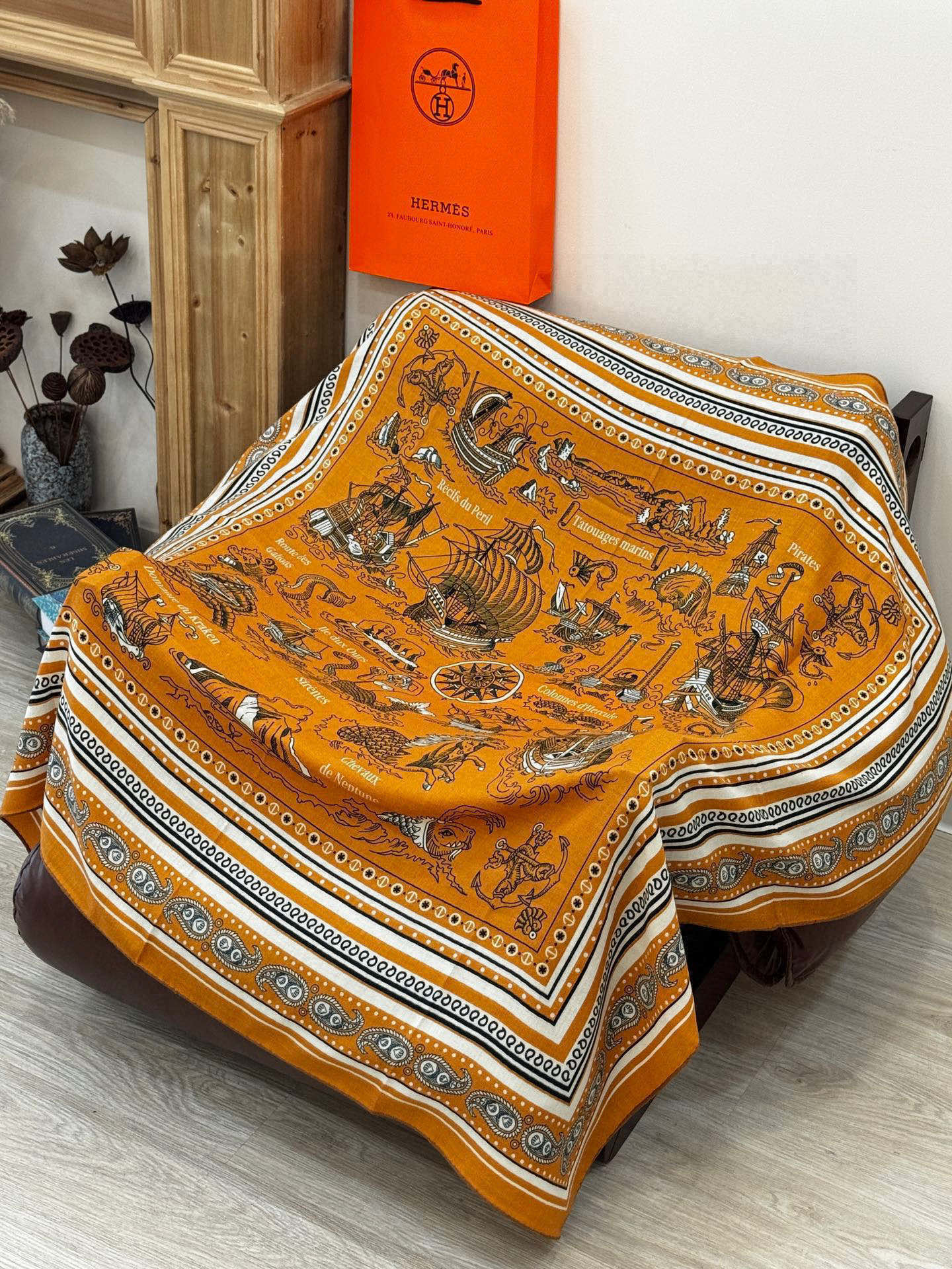 💟2025年秋冬抢先 上新💞【双面同色丝绒方巾】手工卷边山羊绒和真丝混纺披肩（70%山羊绒，30%桑蚕丝