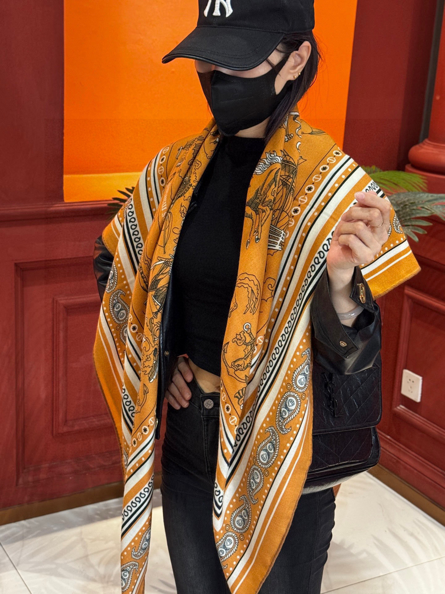 💟2025年秋冬抢先 上新💞【双面同色丝绒方巾】手工卷边山羊绒和真丝混纺披肩（70%山羊绒，30%桑蚕丝