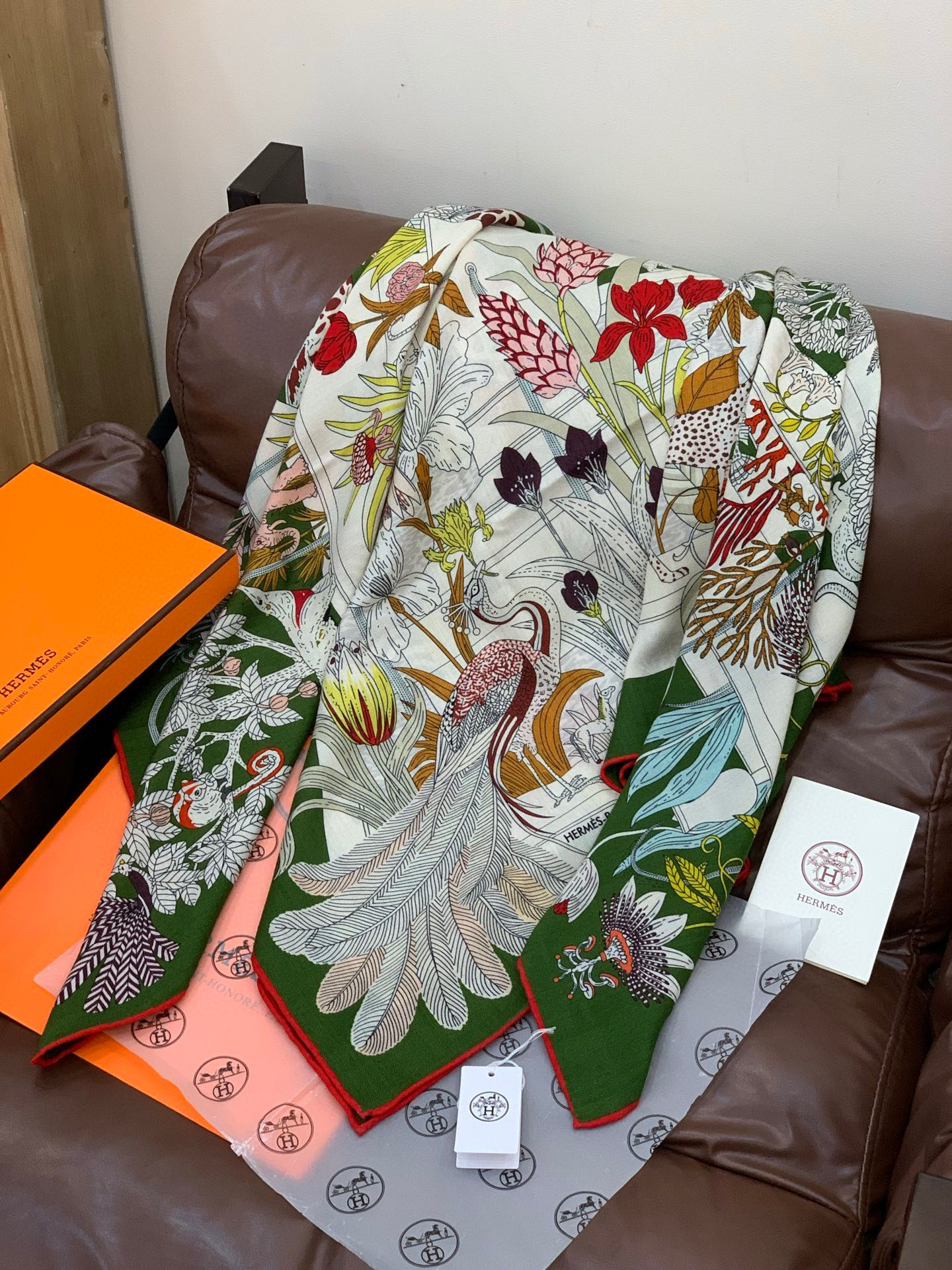 羊绒新款🆕👏买了都说好看‼️推荐💕爱马仕双面同色羊绒方巾，【奇珍乐园双面同色140】顶级工艺超值‼️爱马