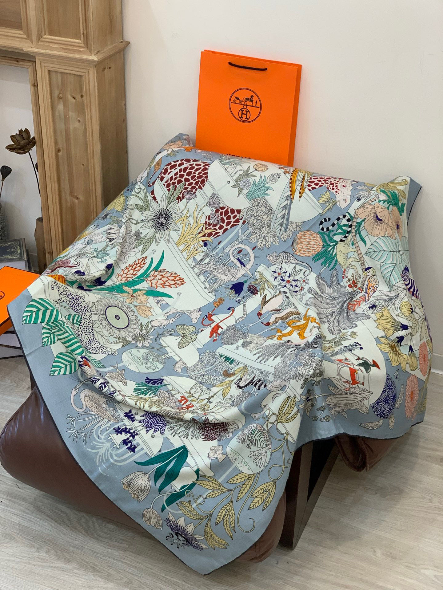 羊绒新款🆕👏买了都说好看‼️推荐💕爱马仕双面同色羊绒方巾，【奇珍乐园双面同色140】顶级工艺超值‼️爱马