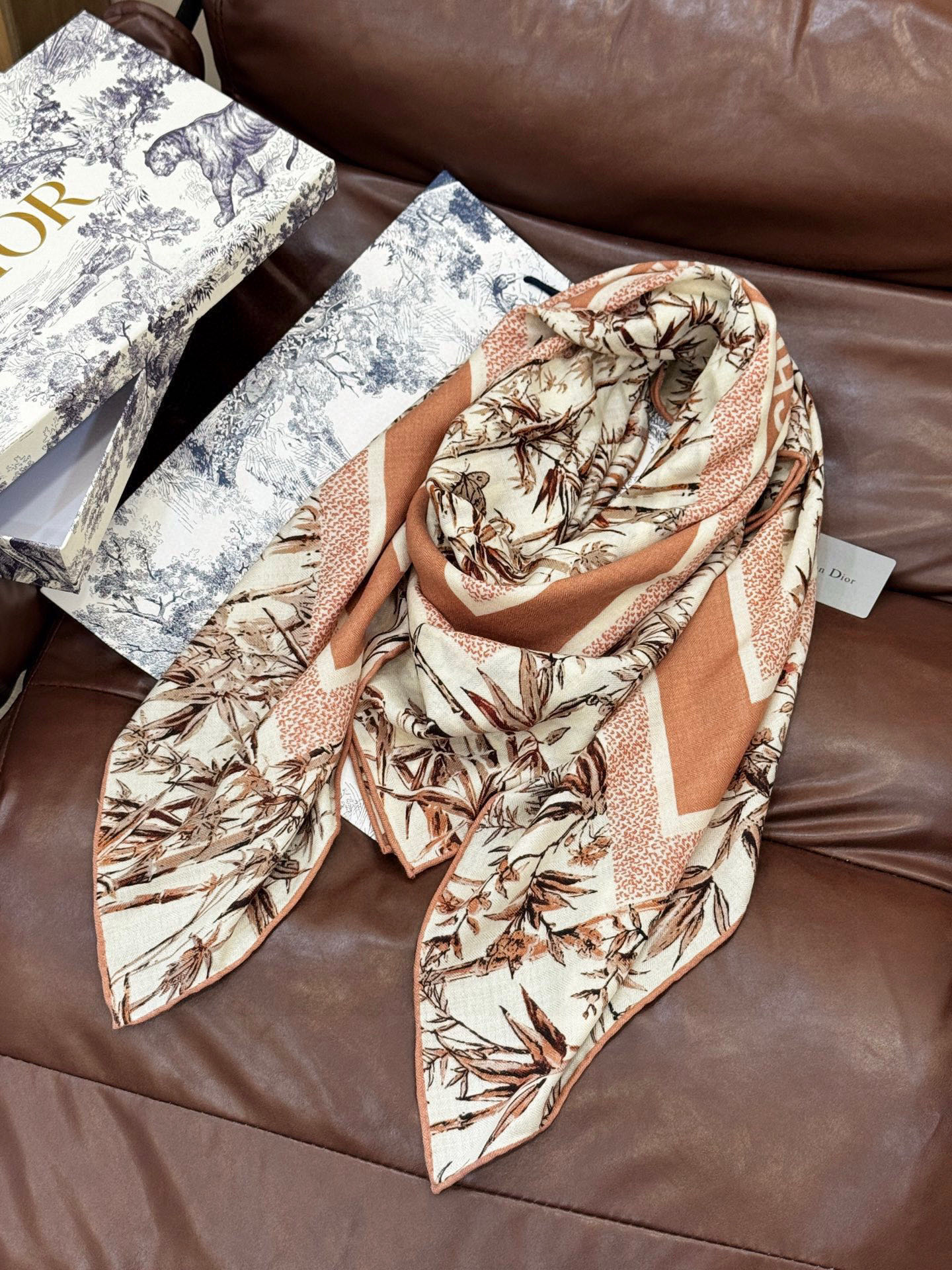 Dior 140丝绒双面同色印花披肩140 厘米丝绒面料多色 Millefiori 图案这款披肩饰以多色