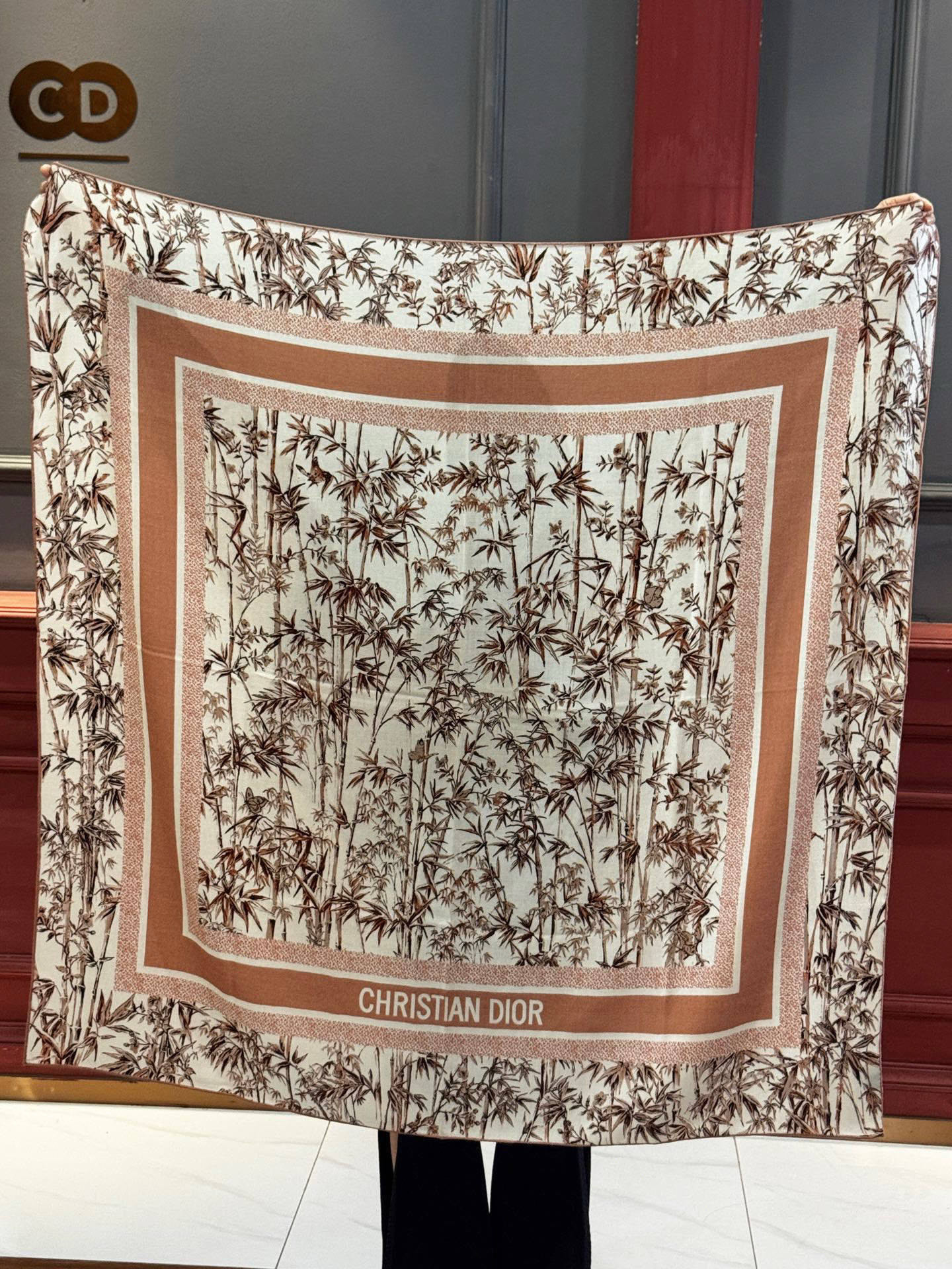 Dior 140丝绒双面同色印花披肩140 厘米丝绒面料多色 Millefiori 图案这款披肩饰以多色