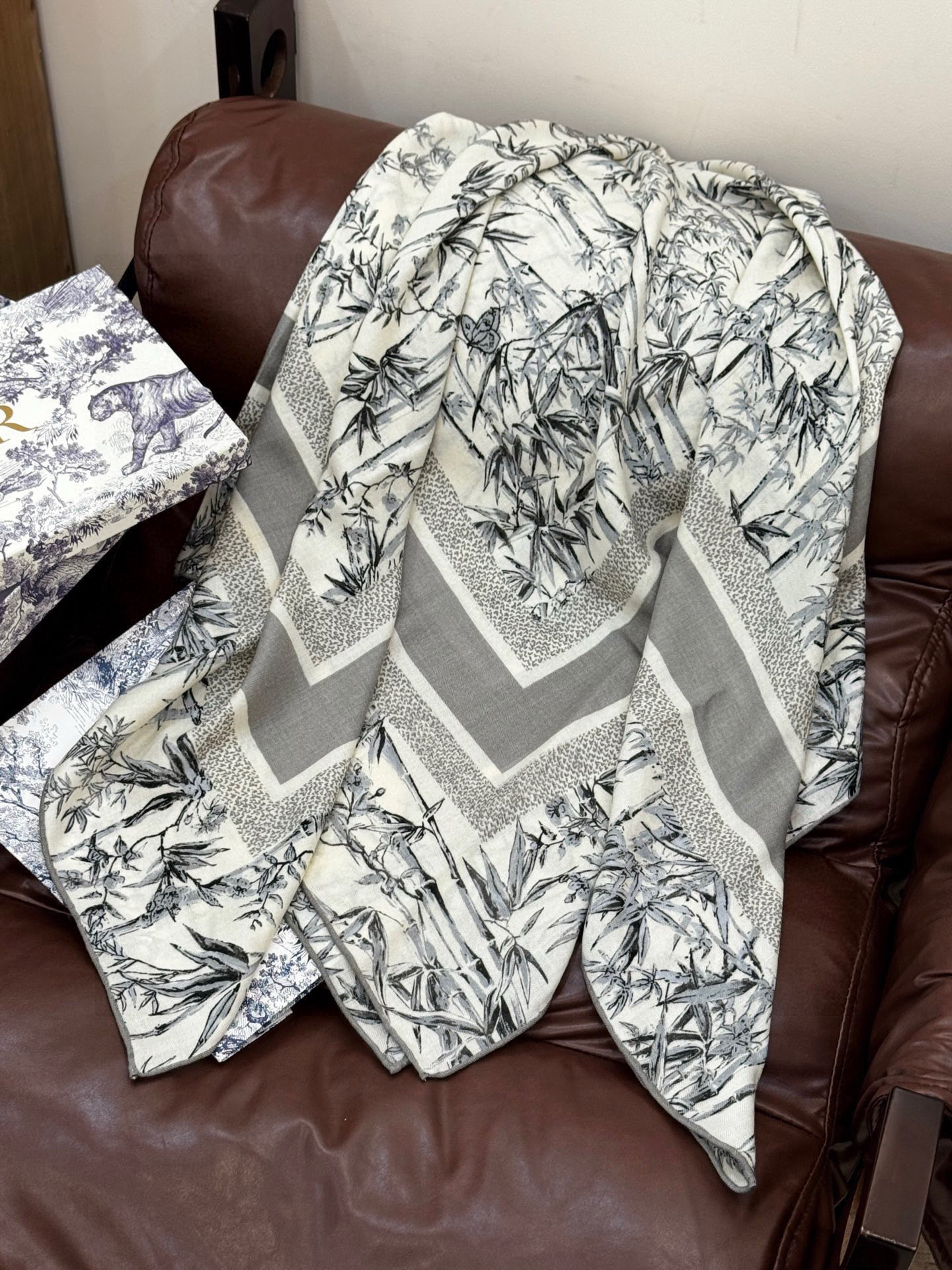 Dior 140丝绒双面同色印花披肩140 厘米丝绒面料多色 Millefiori 图案这款披肩饰以多色