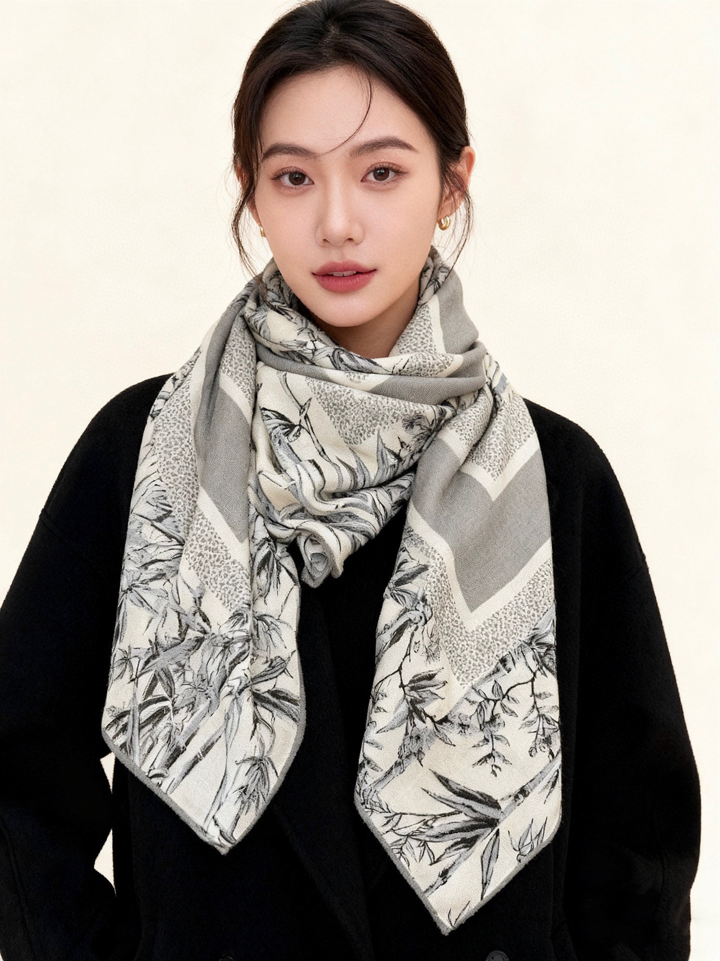 Dior 140丝绒双面同色印花披肩140 厘米丝绒面料多色 Millefiori 图案这款披肩饰以多色