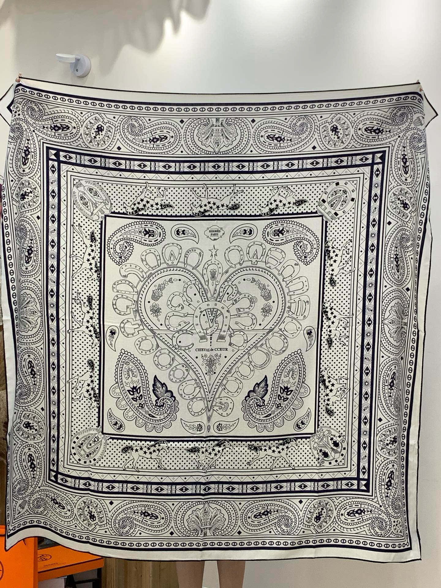 ✨✨【双面同色 丝毛款】H家羊绒新款 买了都说好看‼️推荐💕【爱心骏马 140】羊绒方巾‼️H家ZG爆款