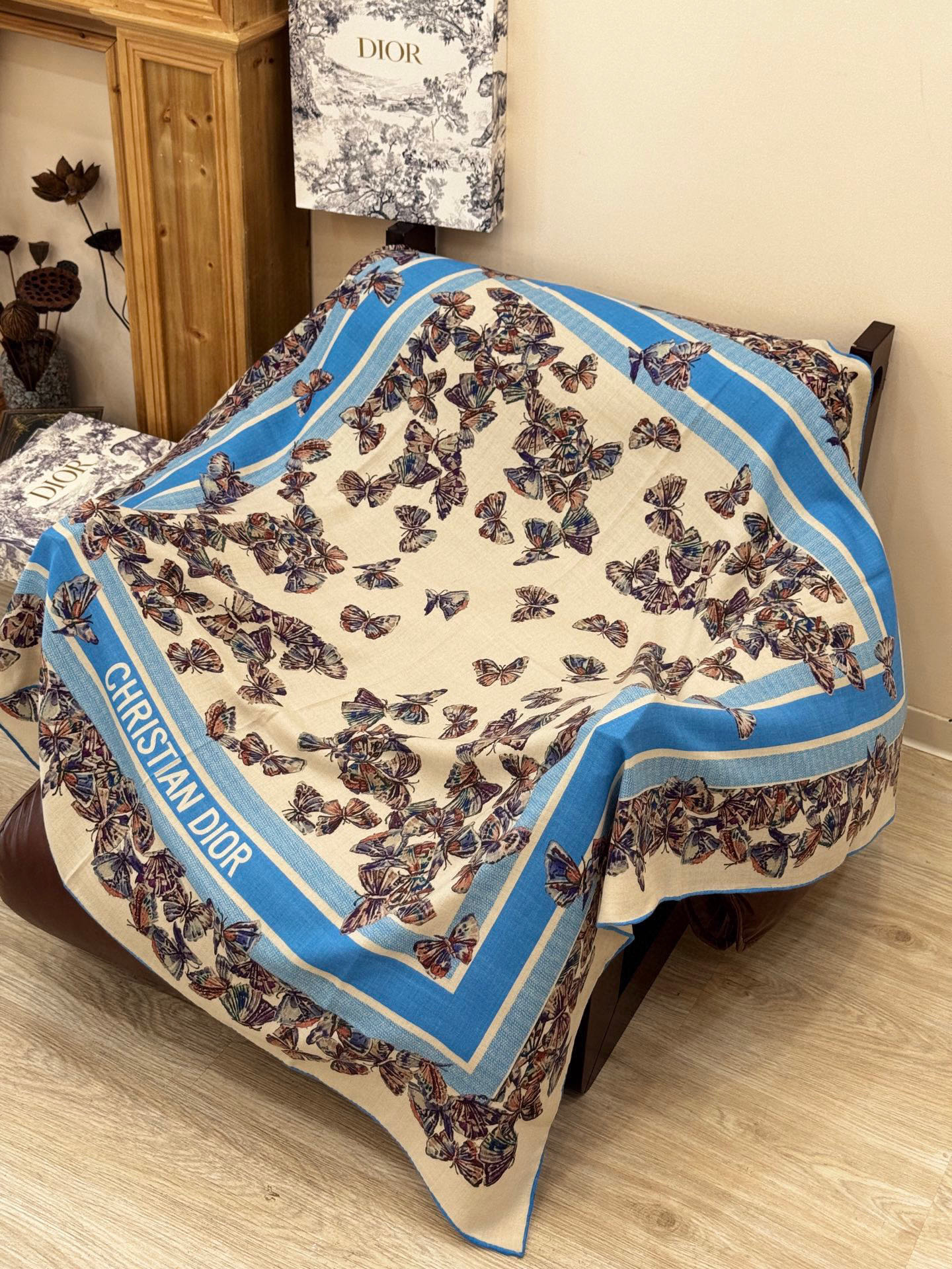 Dior 印花披肩【140顶级丝绒双面同色】Dior Camo PaPillon 图案这款披肩饰以 Di