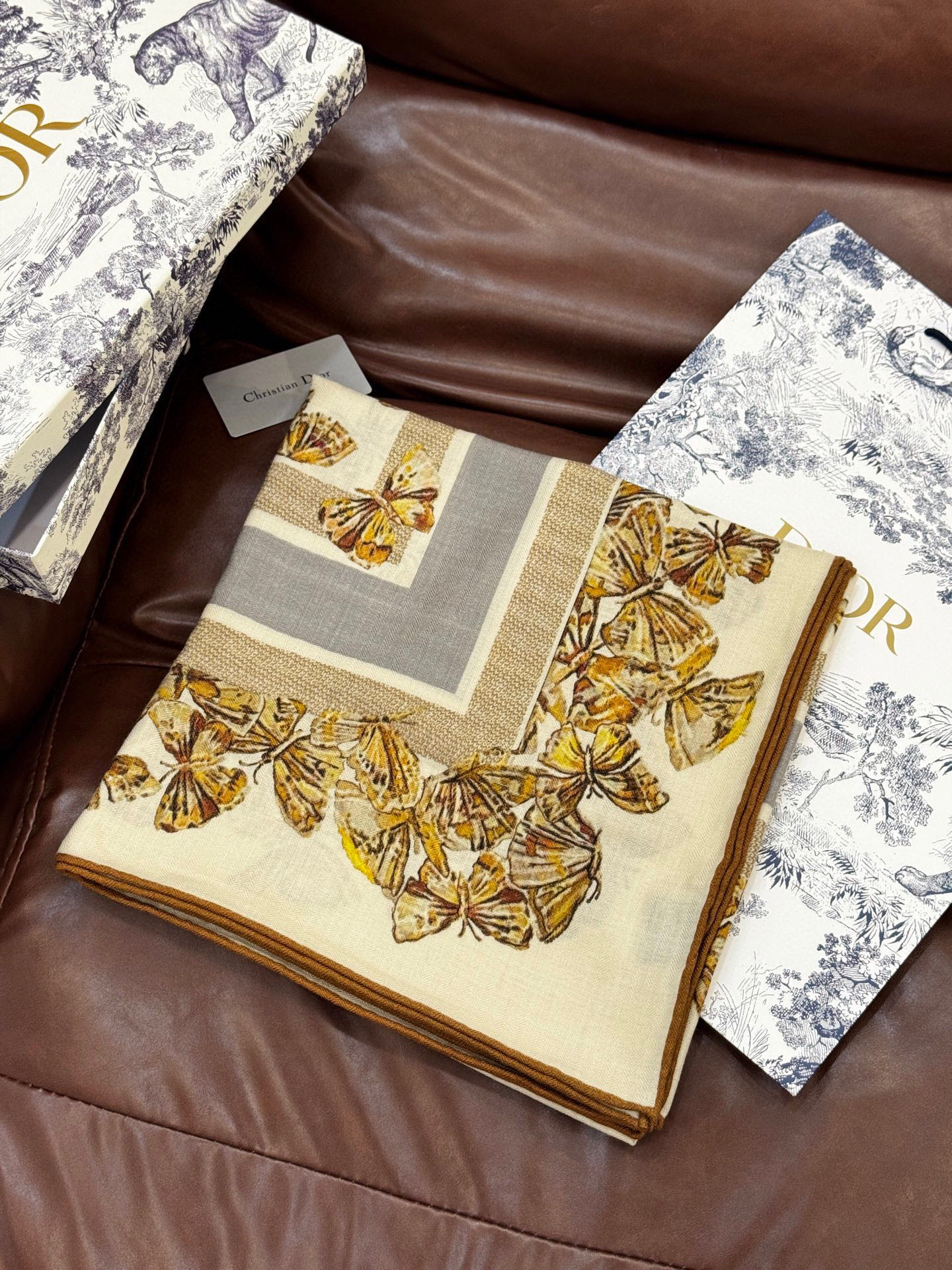 Dior 印花披肩【140顶级丝绒双面同色】Dior Camo PaPillon 图案这款披肩饰以 Di