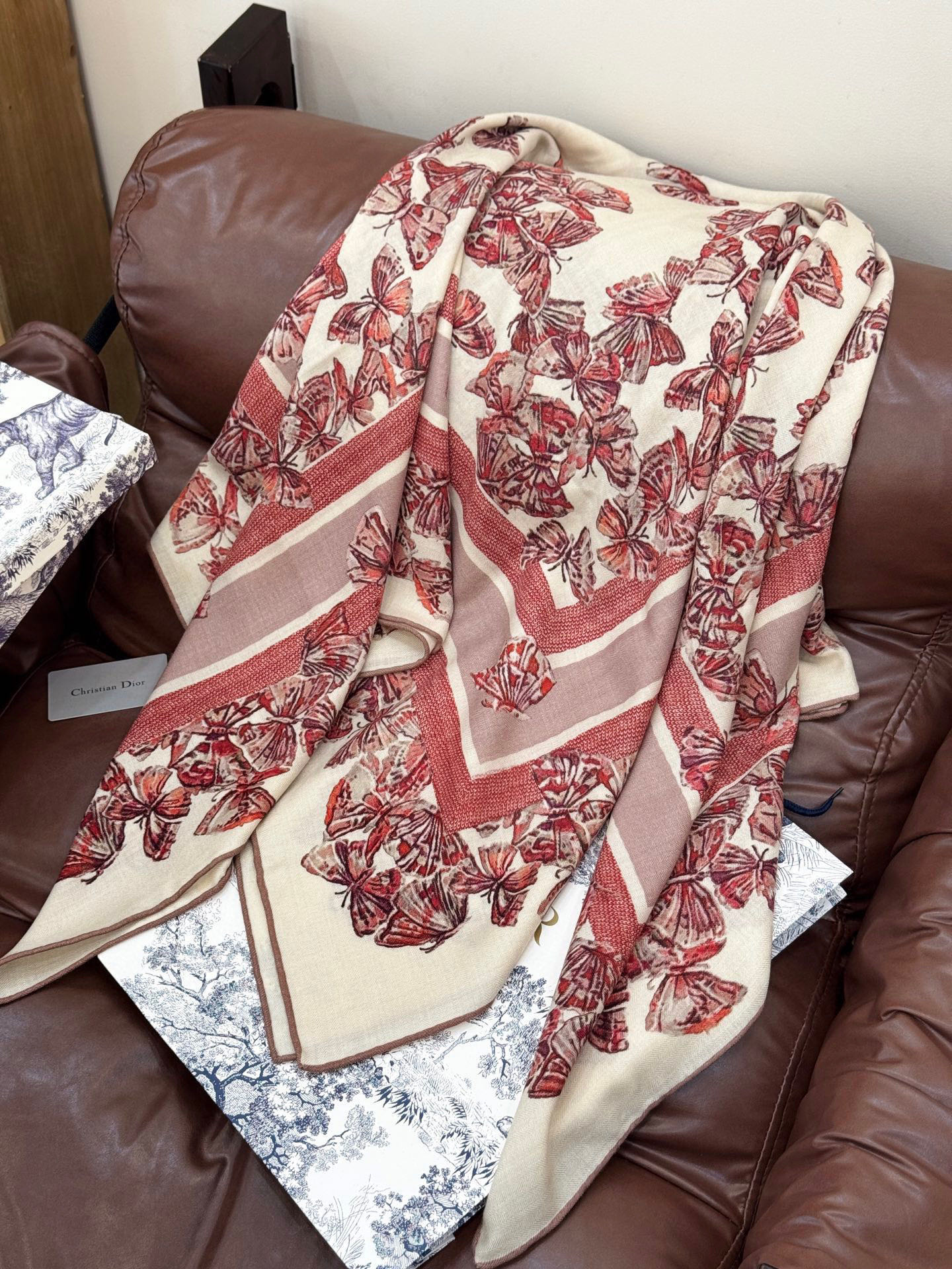 Dior 印花披肩【140顶级丝绒双面同色】Dior Camo PaPillon 图案这款披肩饰以 Di