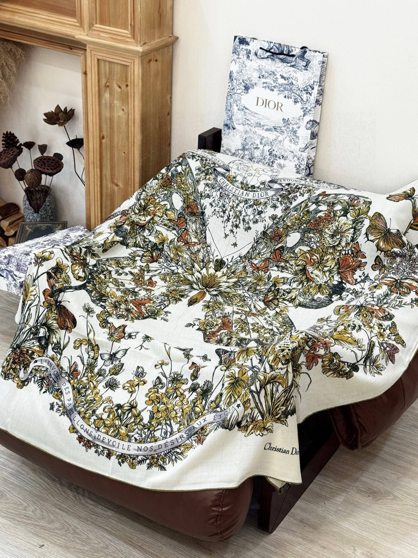 Dior 印花披肩【140顶级丝绒双面同色】Dior Camo PaPillon 图案这款披肩饰以 Di