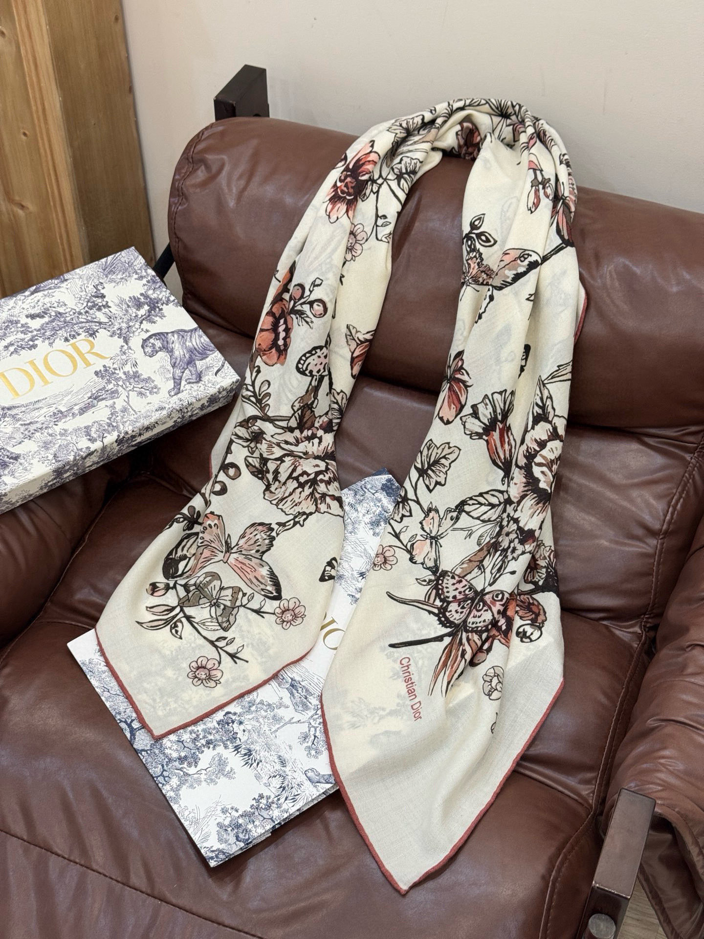 这款披肩饰以 Dior Camo PaPillon 图案，以优雅而诗意的设计全新演绎蝴蝶主题。采用真丝羊